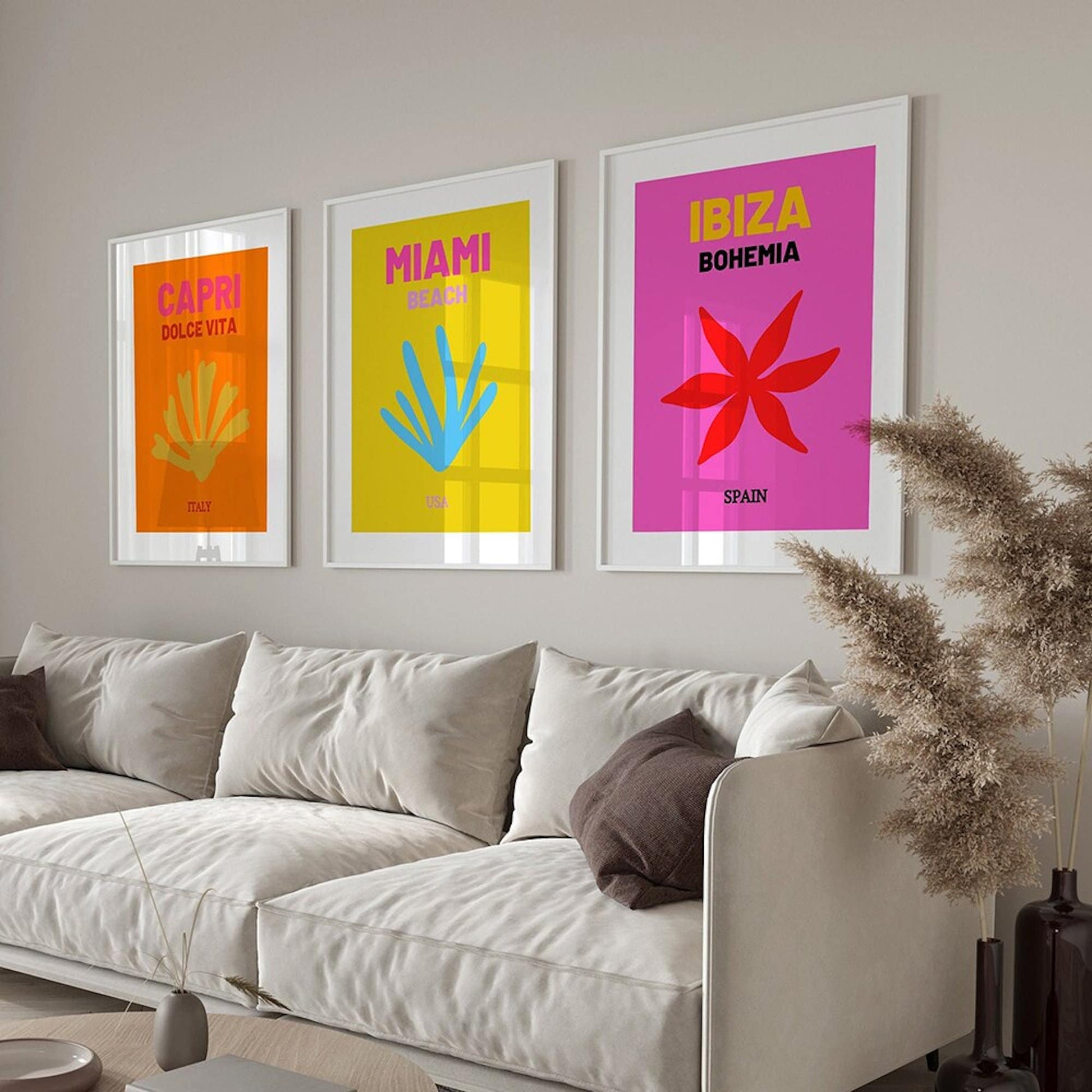 Bunte Wandkunst Poster mit Städten wie Capri, Miami und Ibiza, fröhlicher Stil von justgoodmood, ideal für Deko und Wohnraumgestaltung.