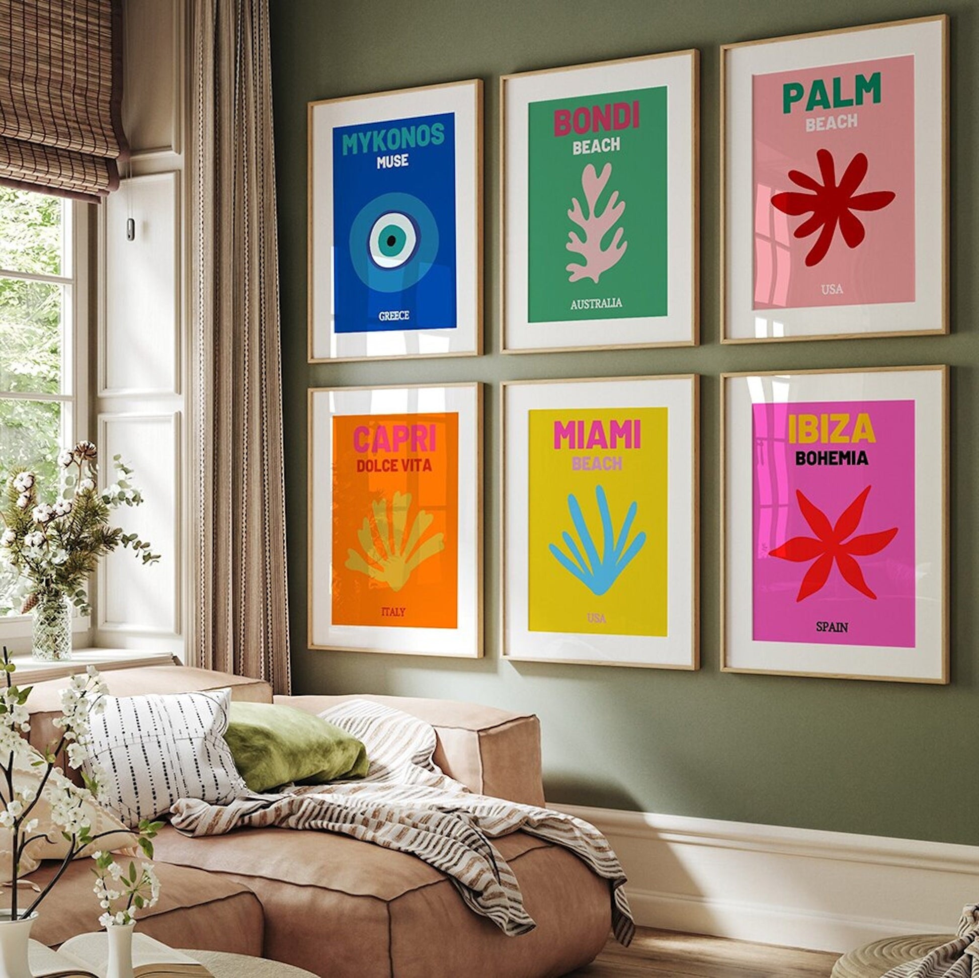 Stilvolle Poster Wandkunst mit Mykonos, Bondi und mehr, in bunten Farben, perfekt für ein einladendes Zuhause, von justgoodmood.