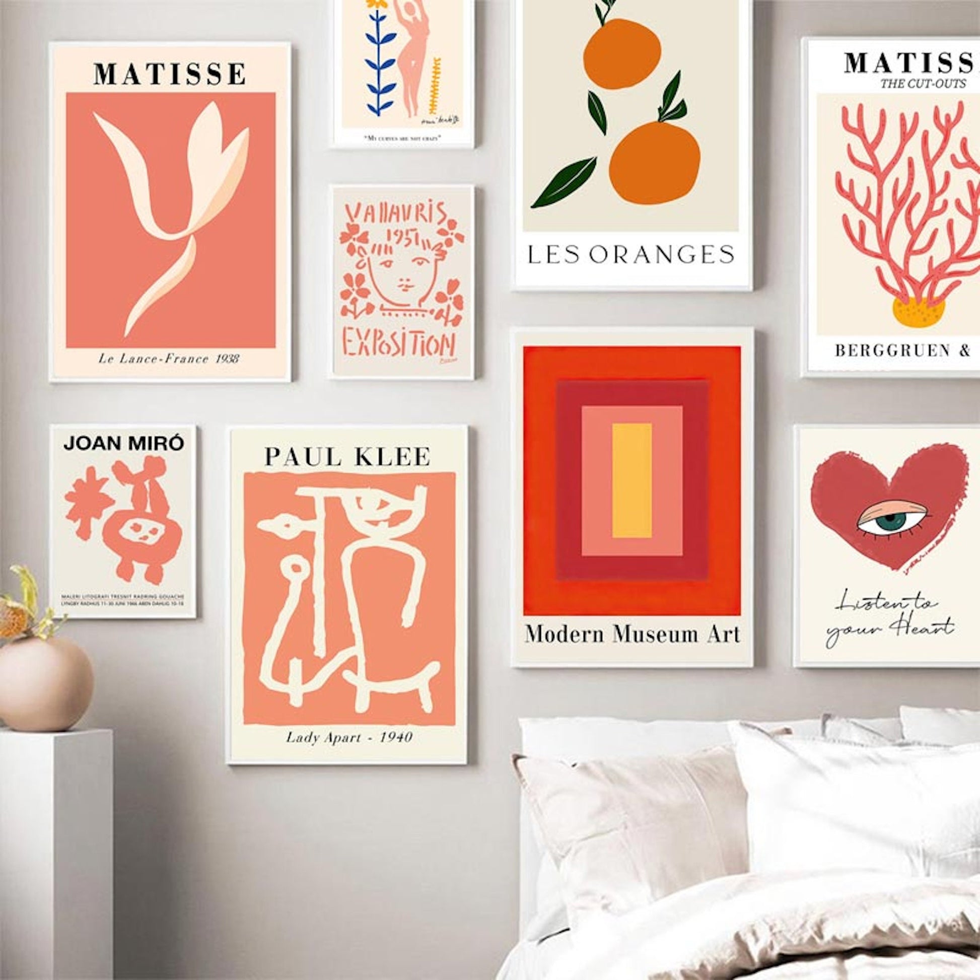 Verschiedene Kunstposter im modernen Stil, perfekt für die Wohnkultur. Artworks im Wohnzimmer von Justgoodmood, einschließlich Designs von Matisse und Joan Miró. Poster Set für kreative Wände, mit dem Titel 'Poster Picasso Pastell Abstrakt I'.