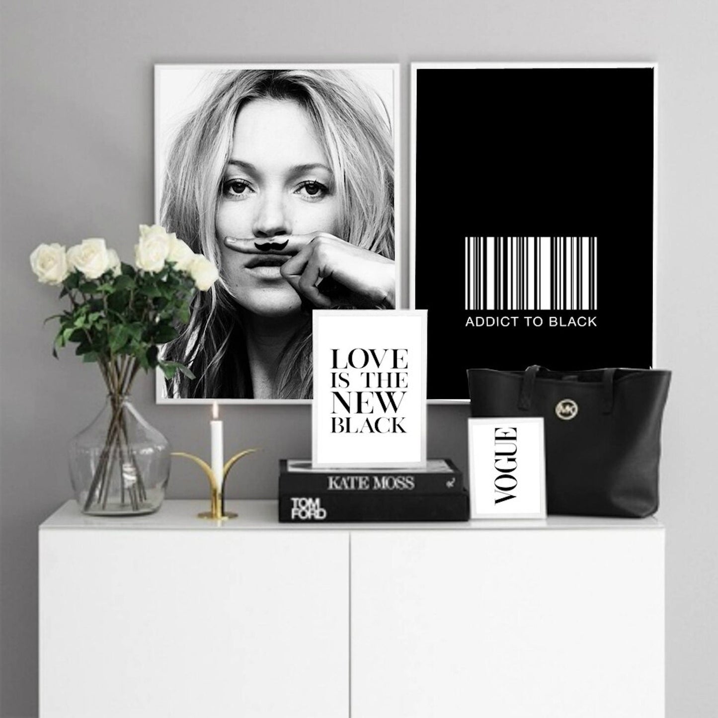 Vielseitige Wandbilder Schwarz Weiß Kate Moss Vogue, hübsch arrangiert auf einer Kommode, hergestellt von justgoodmood.