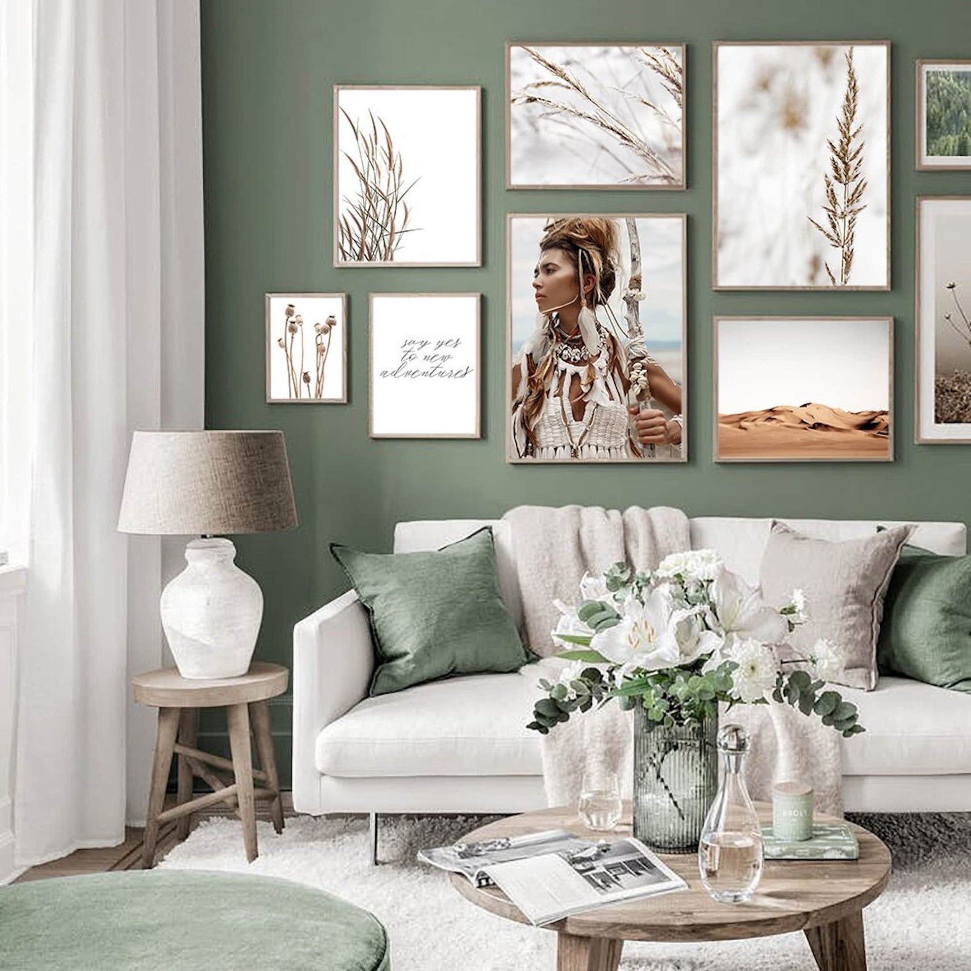 Gemütliches Wohnzimmer mit Wandgestaltung und dem Poster "Indianerin in der Wüste" von justgoodmood, kombiniert mit Naturmotiven und inspirierenden Zitaten.