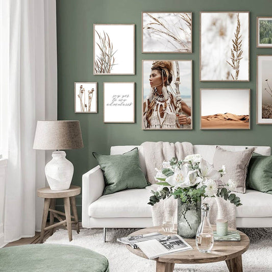 Gemütliches Wohnzimmer mit Wandgestaltung und dem Poster "Indianerin in der Wüste" von justgoodmood, kombiniert mit Naturmotiven und inspirierenden Zitaten.