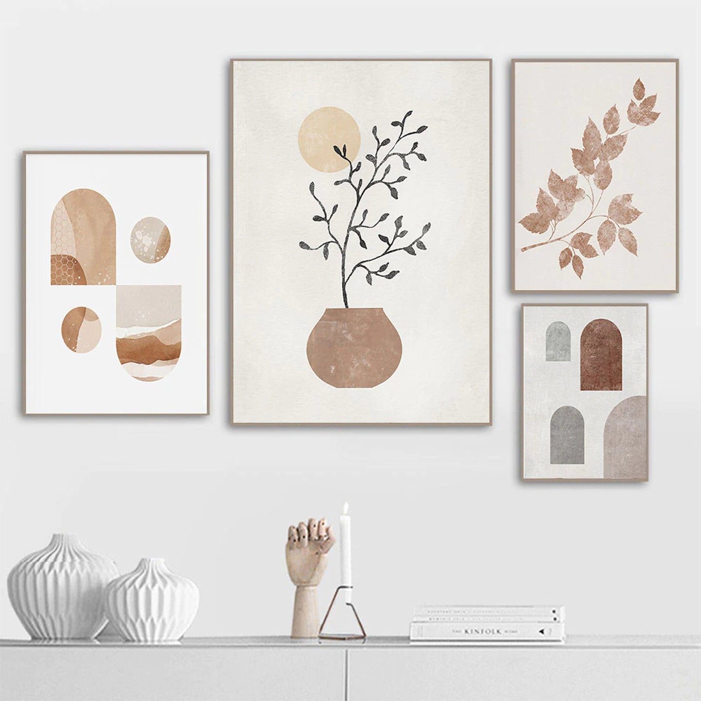 Wunderschönes Set von Postern Botanik Bogen Blumen von justgoodmood, zeigt eine künstlerische Darstellung von Zweigen in einer modernen Vase und abstrakten Mustern. Ideal als Dekoration für einen modernen Wohnraum.
