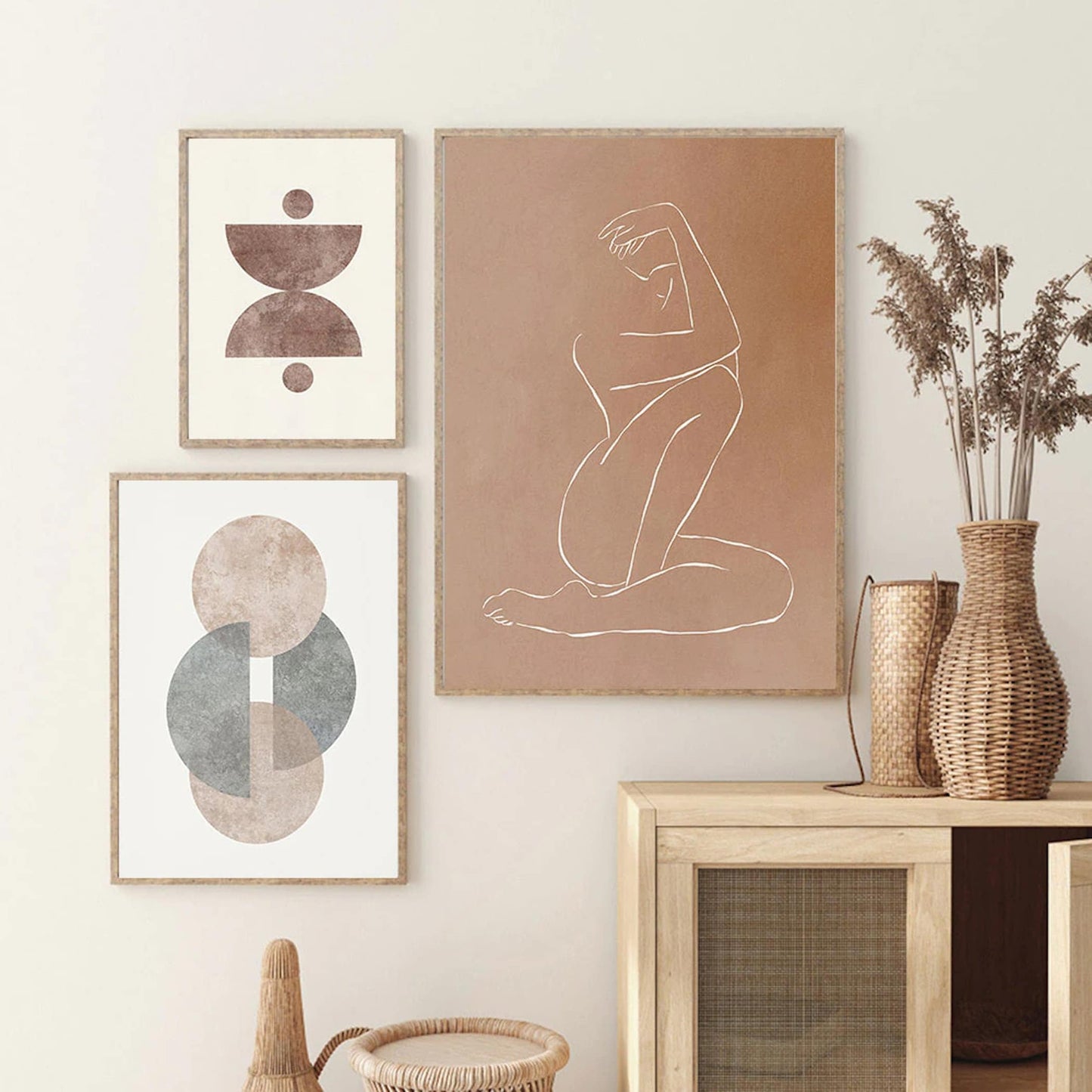 Stylisches Poster Botanik Bogen Blumen von justgoodmood, zeigt eine minimalistische Darstellung einer liegenden weiblichen Figur in sanften Erdtönen. Perfekt als Wandbild für Wohnzimmer oder Schlafzimmer.