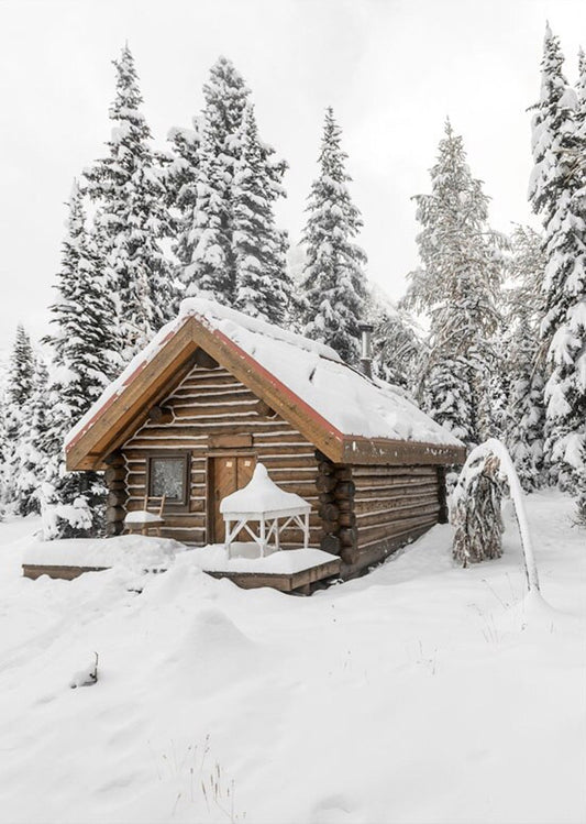 Gemütliches Wintermotiv mit einer Holz Hütte im Schnee, umgeben von verschneiten Tannenbäumen. Ideal für eine winterliche Atmosphäre in Ihrem Zuhause. Entdecken Sie das Poster "Winter Holz Hütte im Schnee mit Rentier und Tannenzapfen" von justgoodmood.