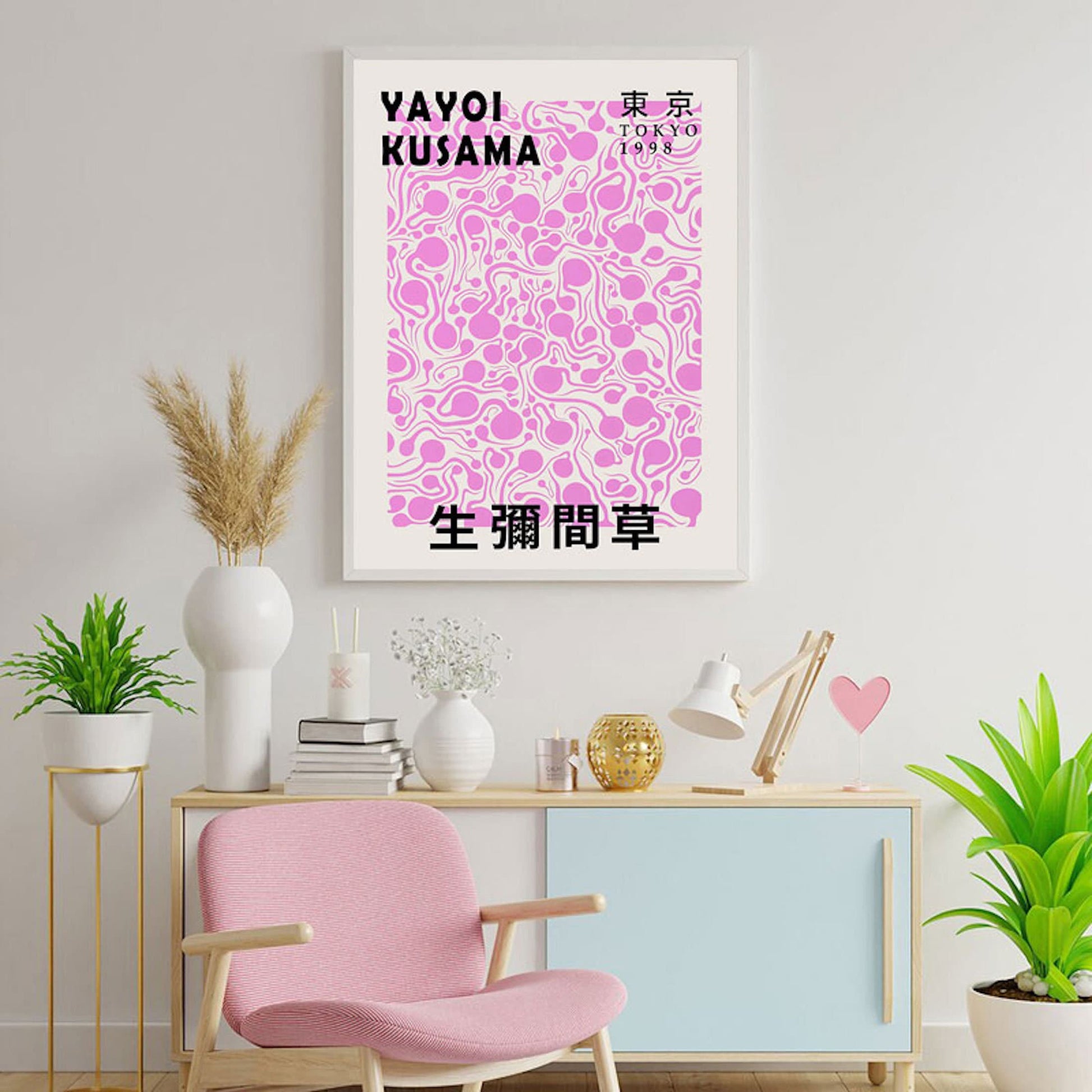 Schickes Yayoi Kusama Poster mit pinken Mustern, ideal für kreative Wohnräume. Design und Stil von justgoodmood.