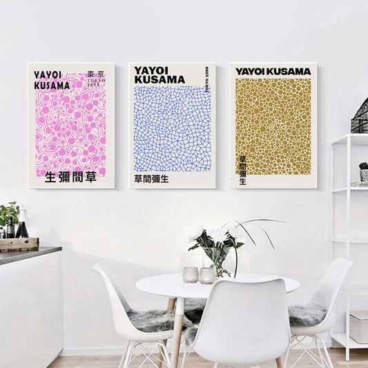 Set von Yayoi Kusama Postern in verschiedenen Mustern. Perfekte Wandbilder zur Verschönerung jedes Raums. Exklusive Deko von justgoodmood.