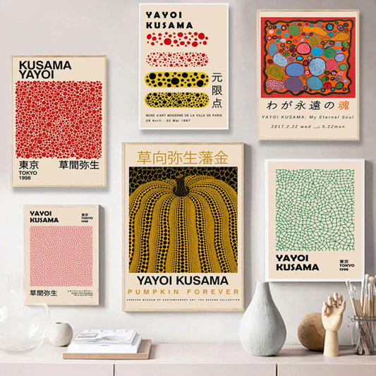 Fröhliches Yayoi Kusama Poster mit Kürbis-Netzform, perfekt für Wohnzimmer und Schlafzimmer. Kunstwerk von justgoodmood.