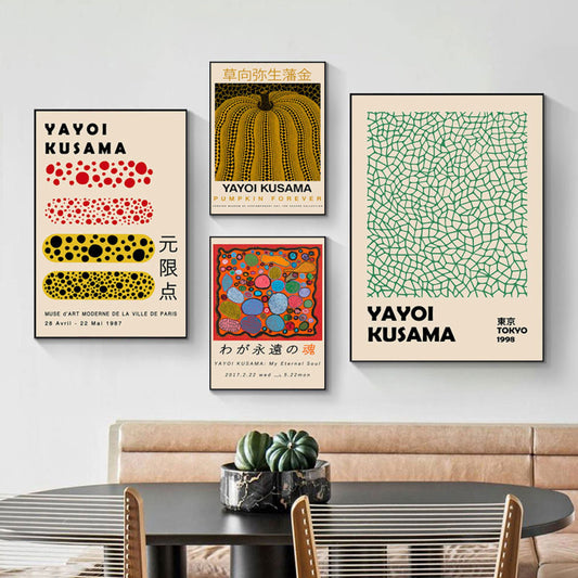 Bunte Yayoi Kusama Wandbilder im Essbereich, ideal für einen kreativen Raum. Design von justgoodmood.