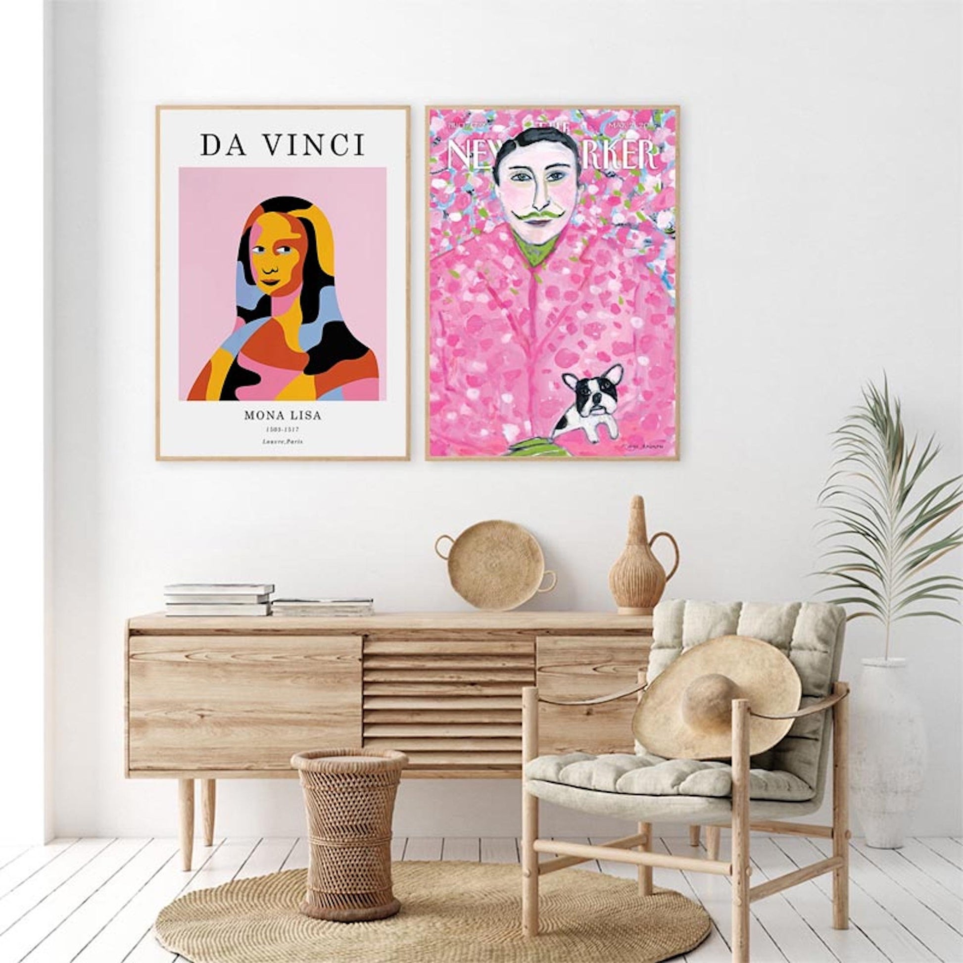 Elegante Kombination aus Mona Lisa Da Vinci Poster und weiteren farbigen Kunstwerken für eine stilvolle Wohnraumgestaltung. Deko von justgoodmood.