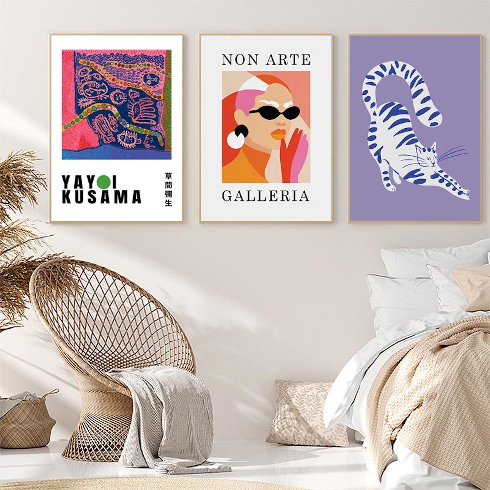 Schöne Anordnung von kunstvollen Postern, einschließlich Mona Lisa Da Vinci, die einem Raum einen kreativen Akzent verleihen. Deko Print von justgoodmood.