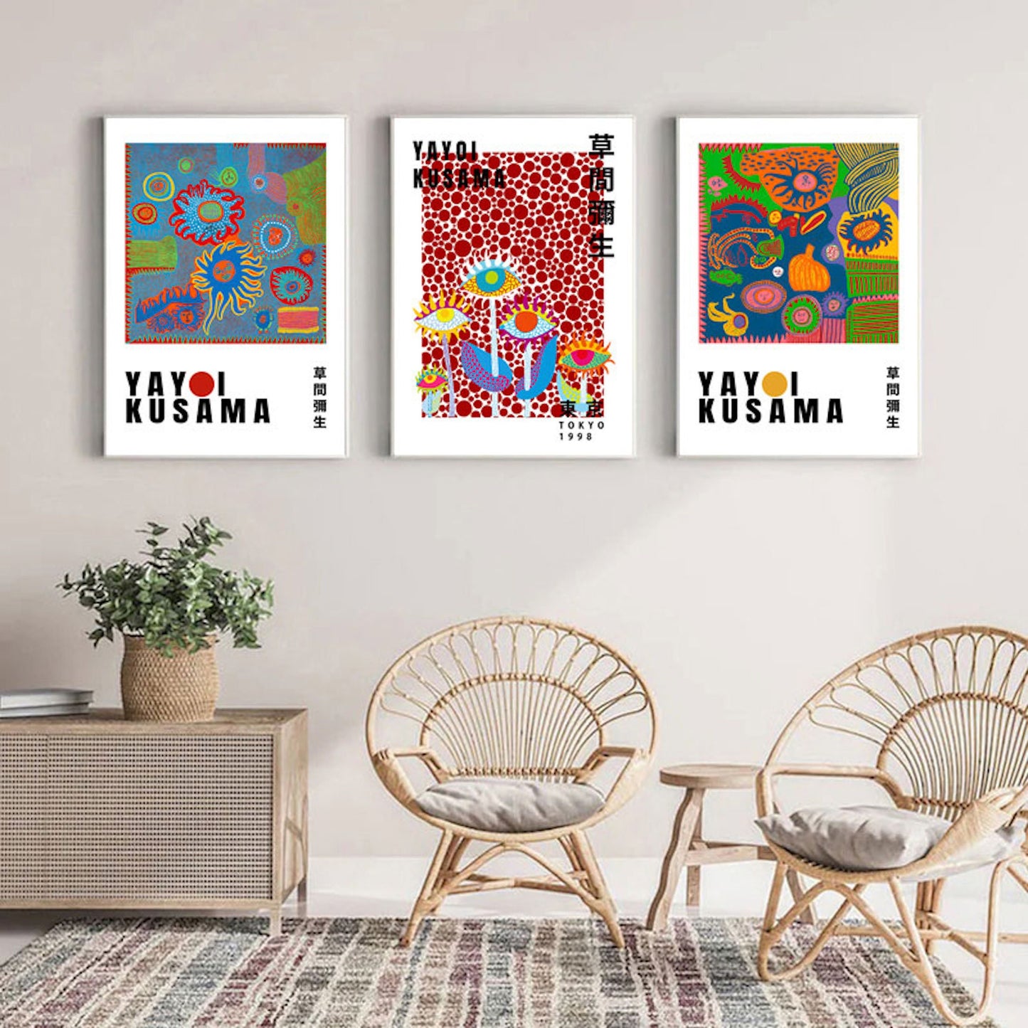 Buntes Poster der Kusama Kunst Ausstellung Augen Pilz von justgoodmood, präsentiert in einem stilvollen Wohnzimmer mit einzigartigem Deko-Charakter.