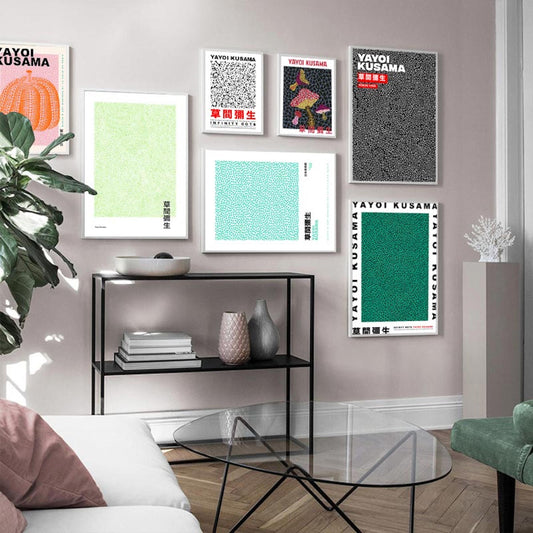 Moderne Yayoi Kusama Abstrakt Wandkunst in einem stilvollen Wohnzimmer von justgoodmood. Die Bilder setzen farbenfrohe Akzente und verleihen dem Raum eine lebendige Atmosphäre.