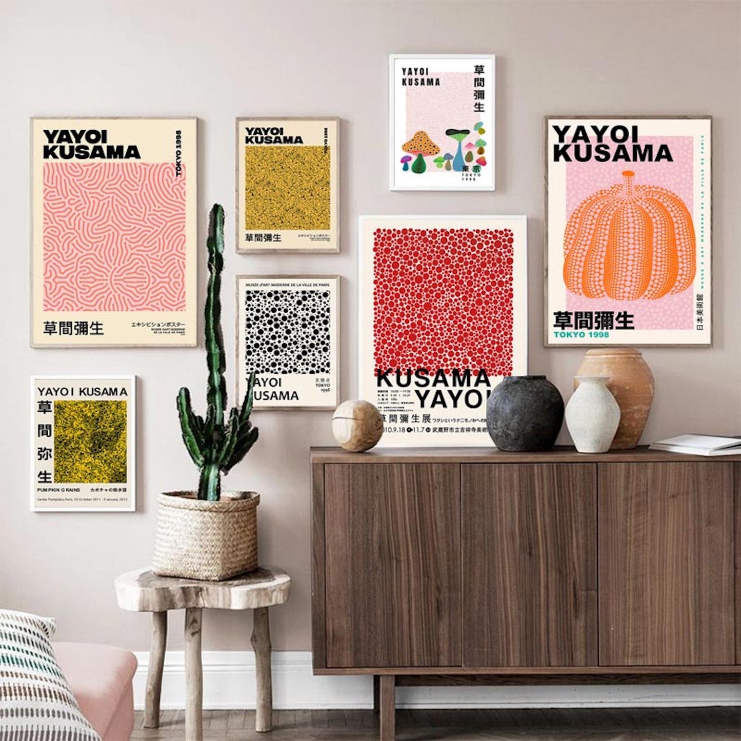 Fröhliche Wanddekoration mit verschiedenen Poster-Designs von Yayoi Kusama, ideal für Wohnzimmer und Schlafzimmer. Modern Yayoi Kusama Abstrakt Nordic Poster von justgoodmood.