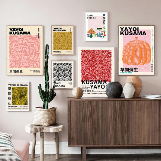 Fröhliche Wanddekoration mit verschiedenen Poster-Designs von Yayoi Kusama, ideal für Wohnzimmer und Schlafzimmer. Modern Yayoi Kusama Abstrakt Nordic Poster von justgoodmood.