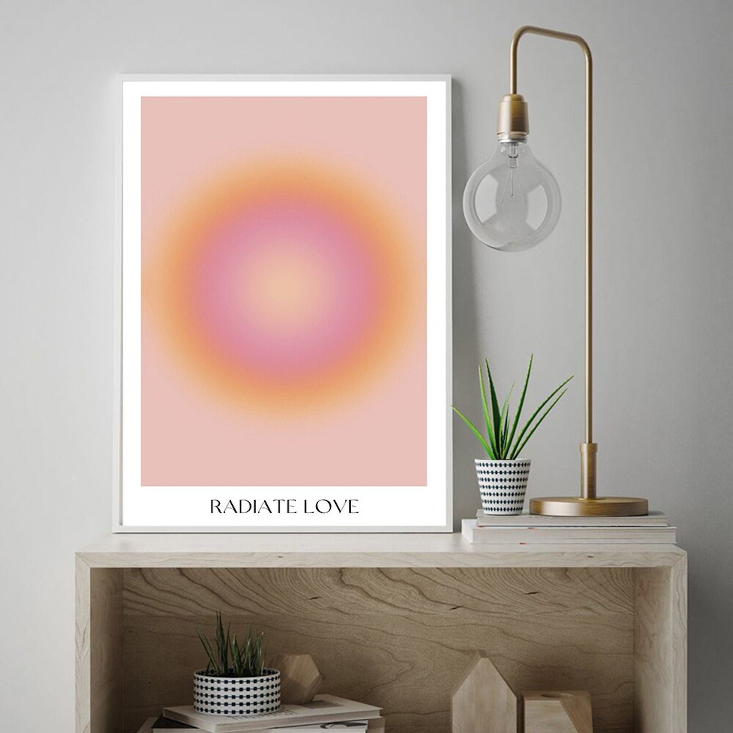 Inspirierendes Poster 'Radiate Love' von justgoodmood, das Ihnen eine positive Botschaft vermittelt und jeden Raum verschönert.
