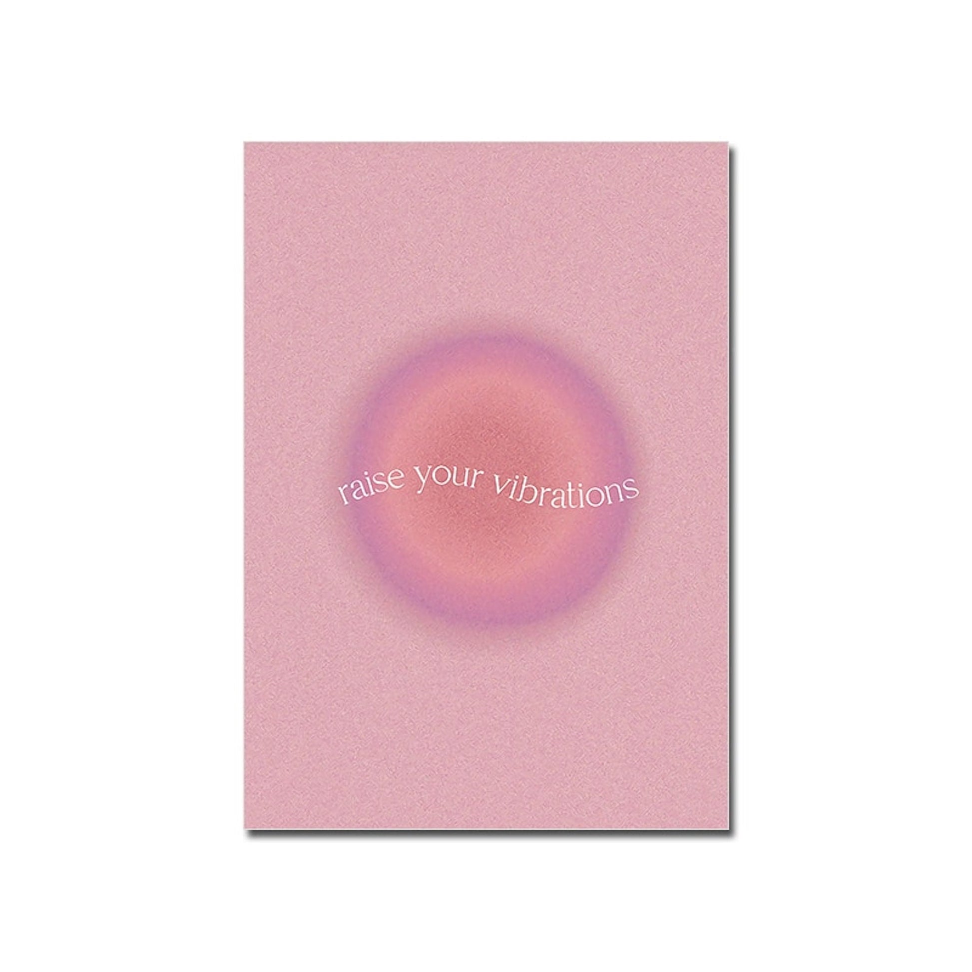 Motivierendes Poster 'Raise Your Vibrations' von justgoodmood, ein dekoratives Element, das Ihre Energie anhebt und inspiriert.