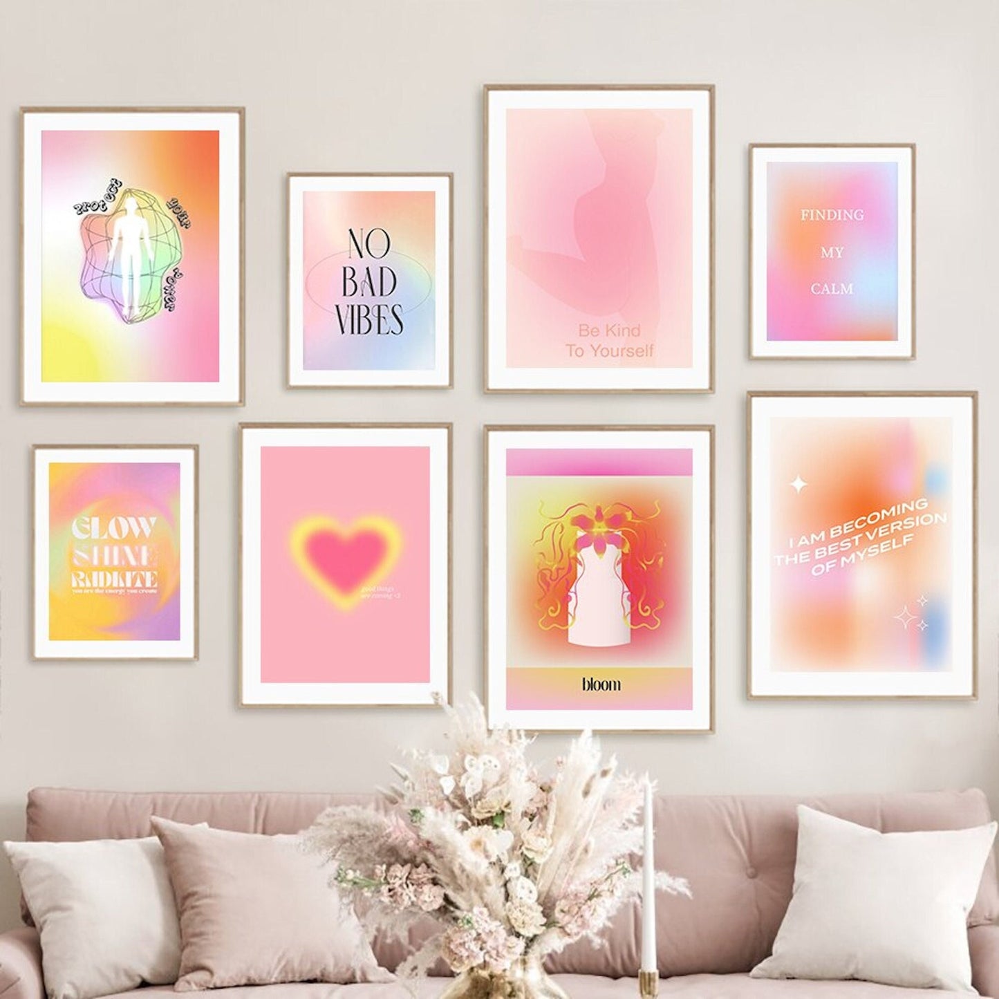 Wandbilder Set von justgoodmood mit bunten, positiven Sprüchen in sanften Rosa Farben, ideal für Wohnzimmer oder Schlafzimmer. Poster mit Sprüchen wie 'Glow, Shine, Radiate' und 'Be Kind To Yourself' für eine harmonische Atmosphäre.
