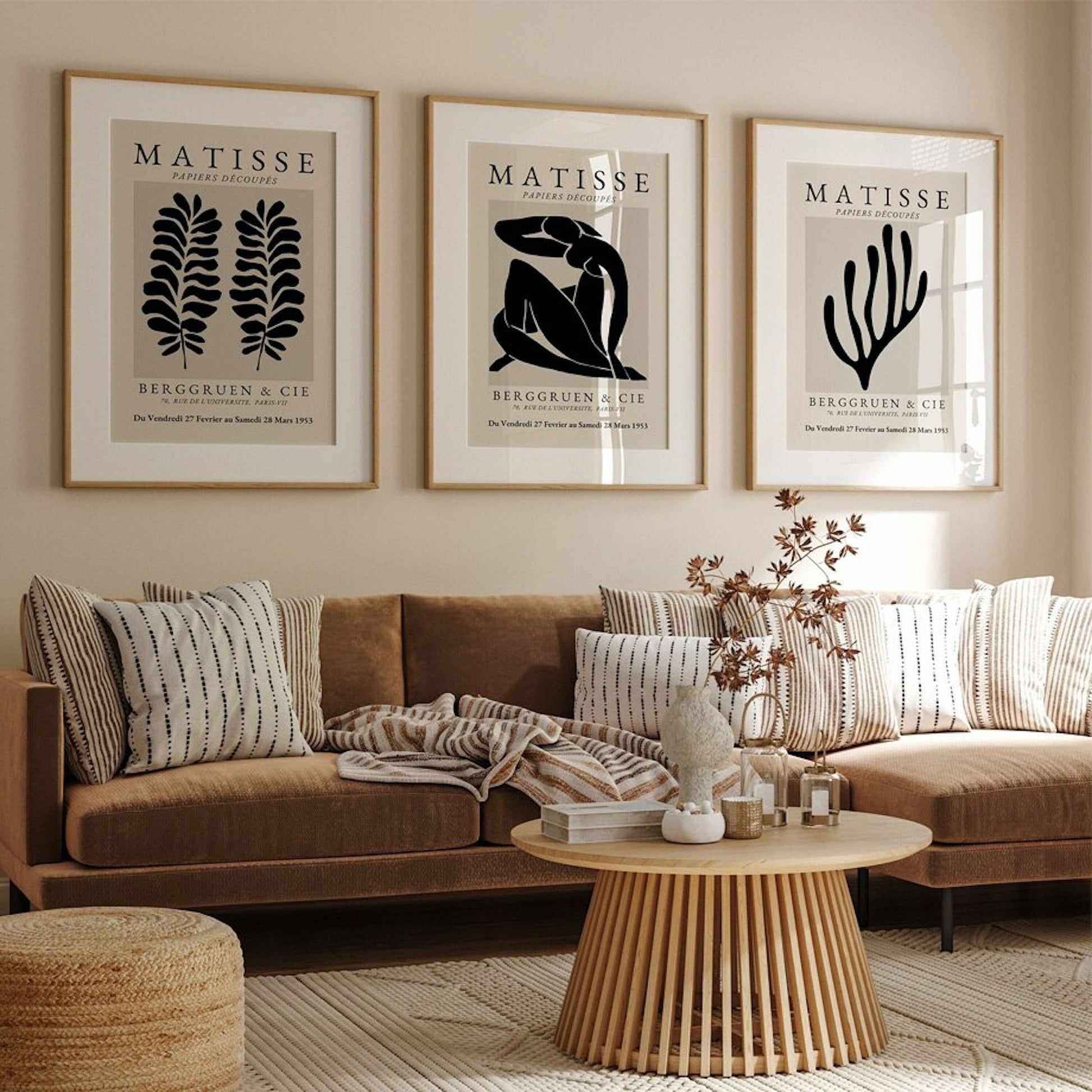 Stylisches Matisse Abstrakt Poster im modernen Wohnraum von justgoodmood. Perfekte Deko für Ihr Zuhause, präsentiert in einem gemütlichen Ambiente mit einer eleganten Couch und stillvollen Accessoires.
