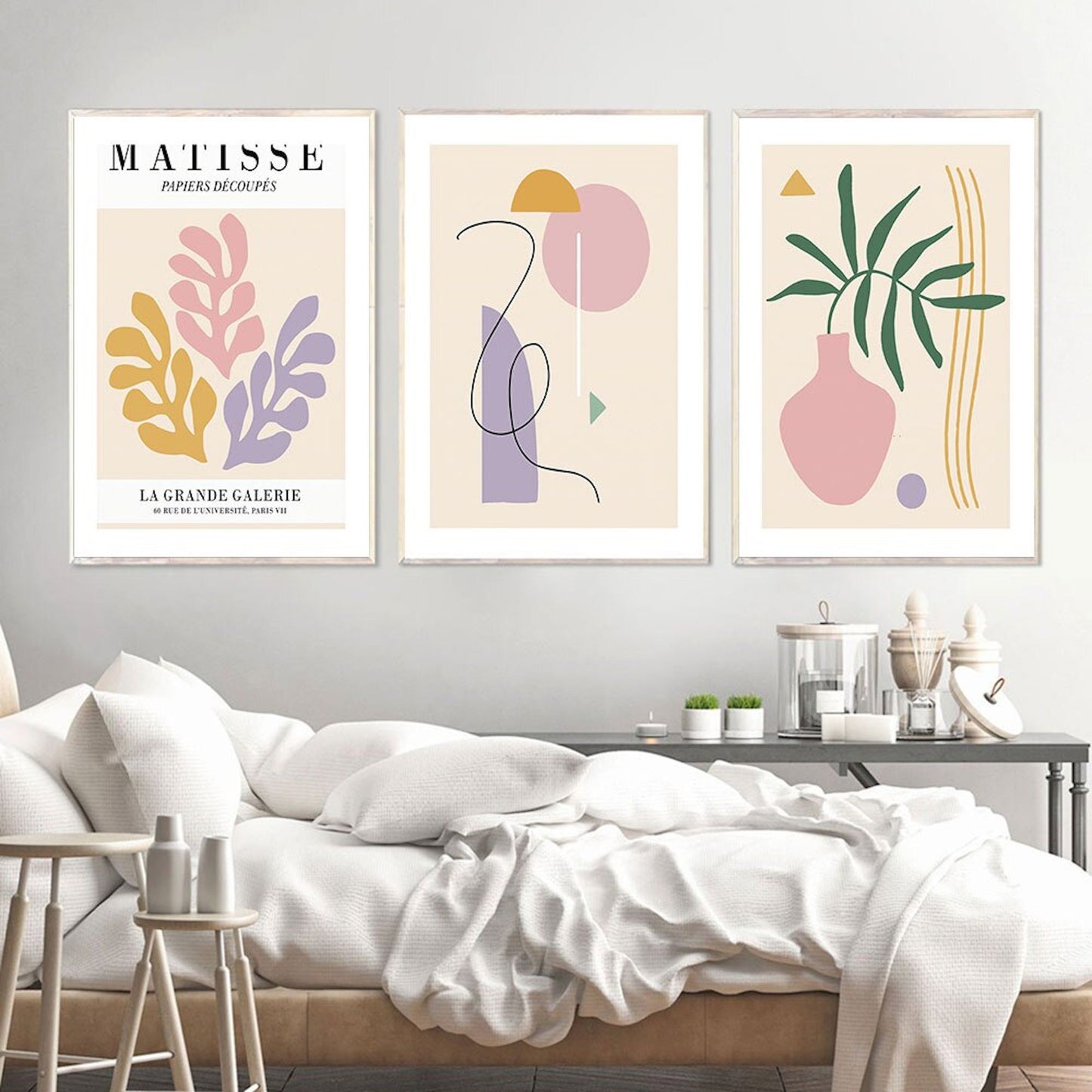 Stimmungsvolles Matisse Blumen Abstrakt Poster im Schlafzimmer-Stil, designed von justgoodmood, mit geometrischen Mustern in sanften Pastellfarben.
