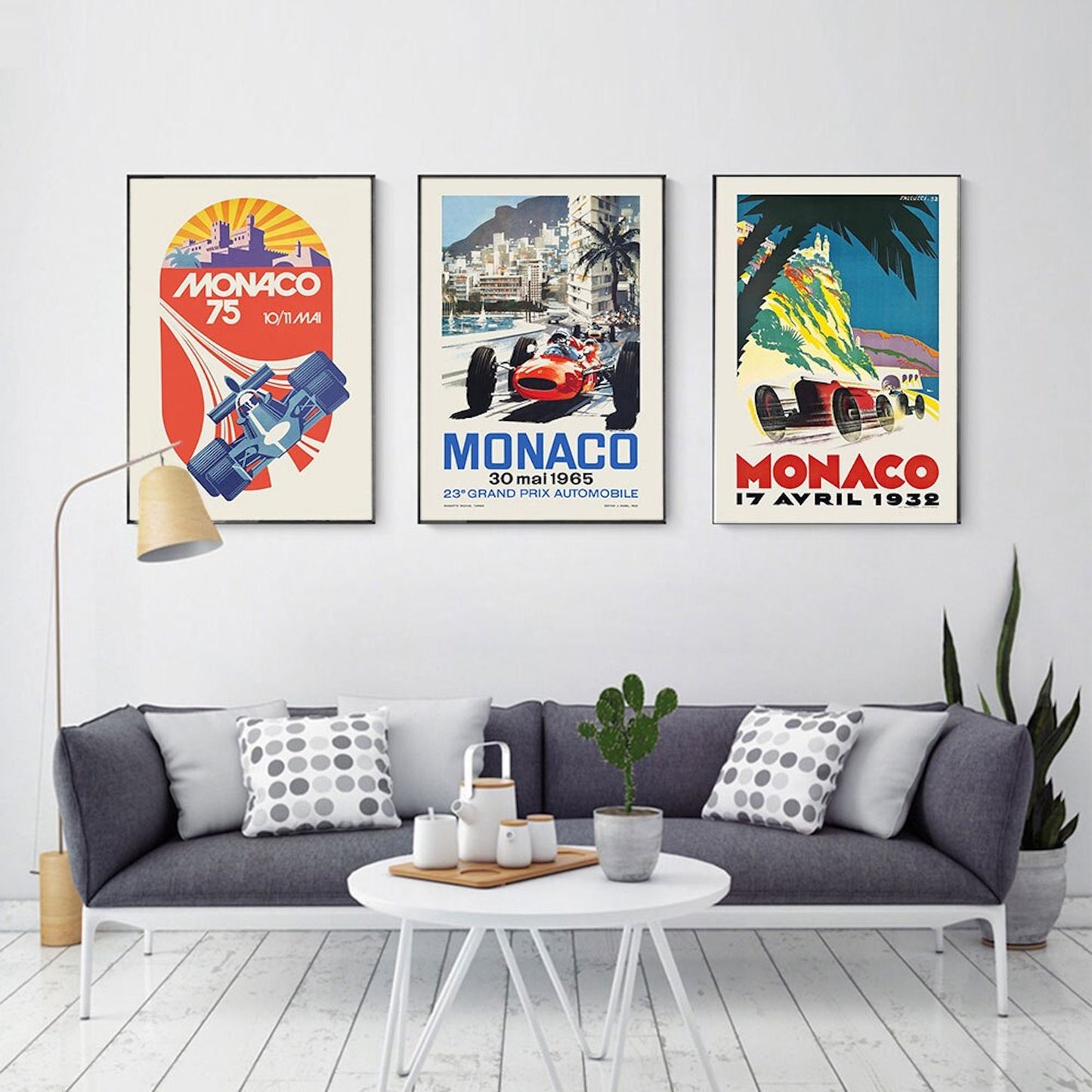 Stilvolles Wohnzimmer mit dem Poster 'Monaco Rennwagen Formel 1 Grand Prix', Wandkunst von justgoodmood, das die Aufregung des Rennens einfängt.