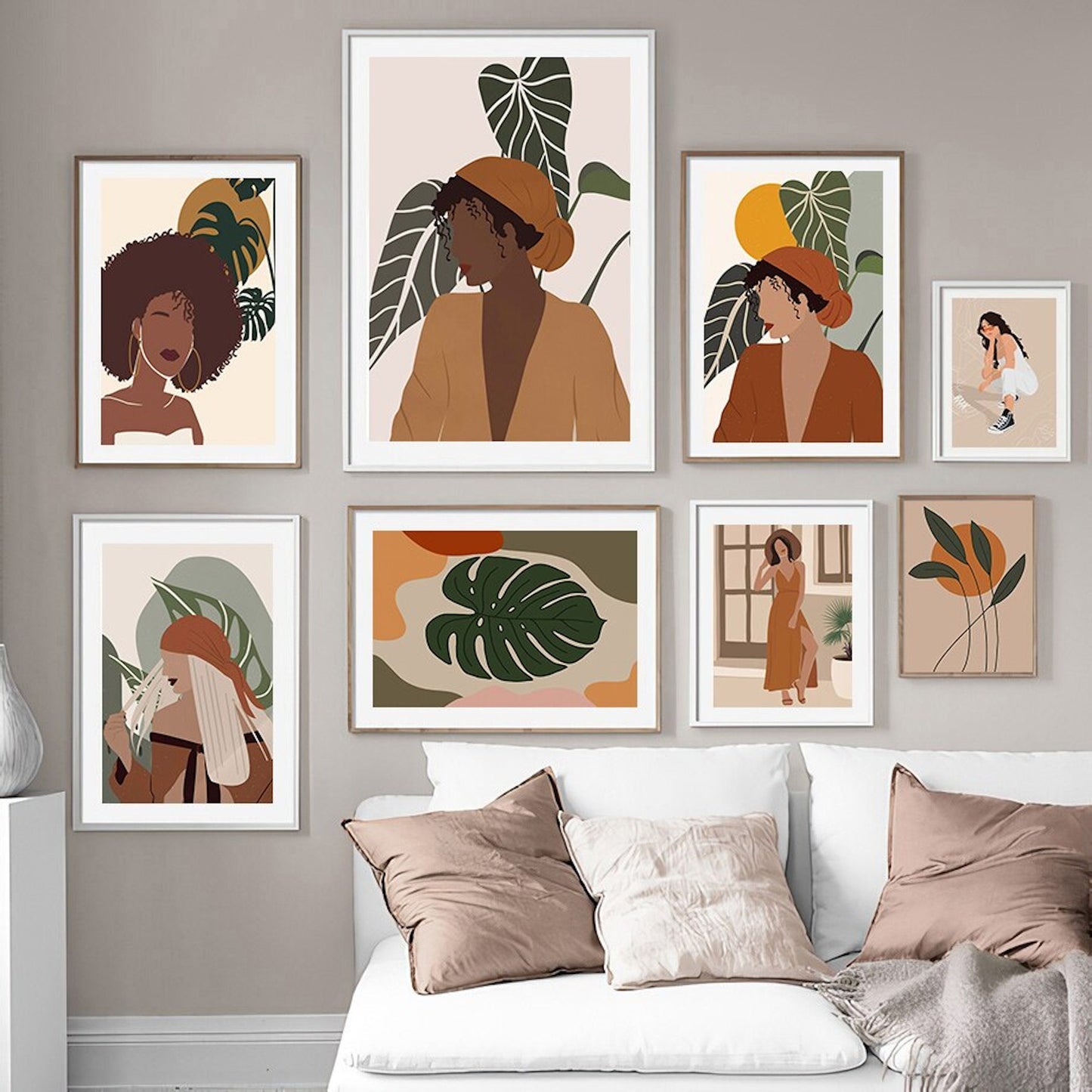 Boho Poster mit lässiger Frau und Monstera Pflanze als Deko Print von justgoodmood. Stilvolle Gestaltung für einen eleganten Wohnraum.