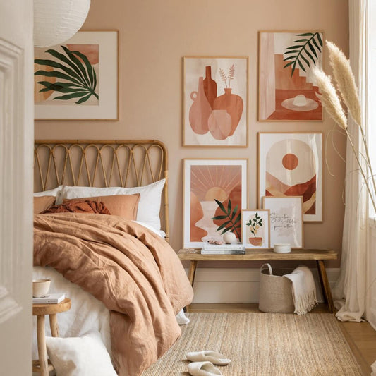 Gemütliches Schlafzimmer mit Wänden in sanften Farben. An der Wand hängen Poster in Rottönen und grünen Blättern als Deko Print ohne Rahmen von justgoodmood.