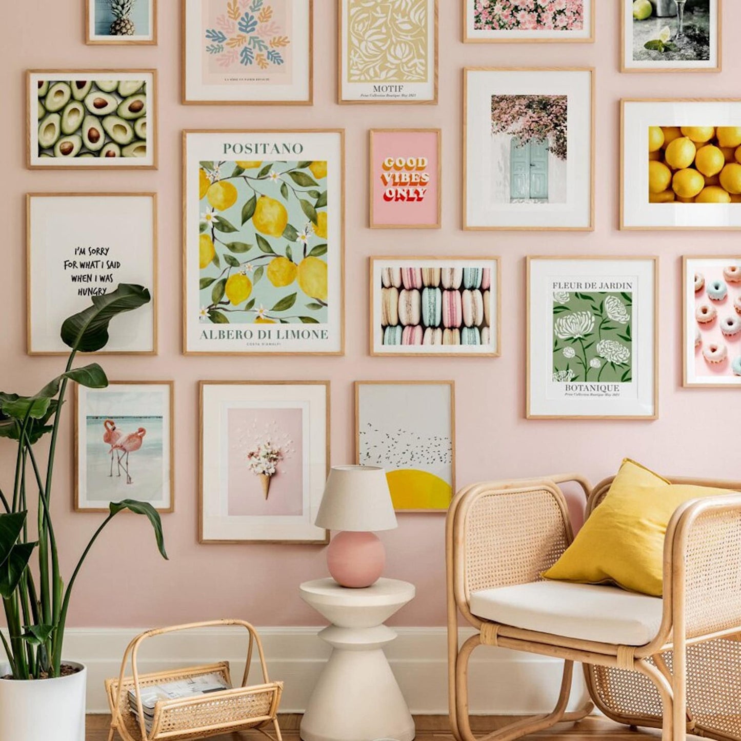Lebhafte Wand mit Kunstwerken in Rosa, darunter Obst- und Sprüche-Poster von JustGoodMood, perfekt für moderne Wohnraumdekoration.