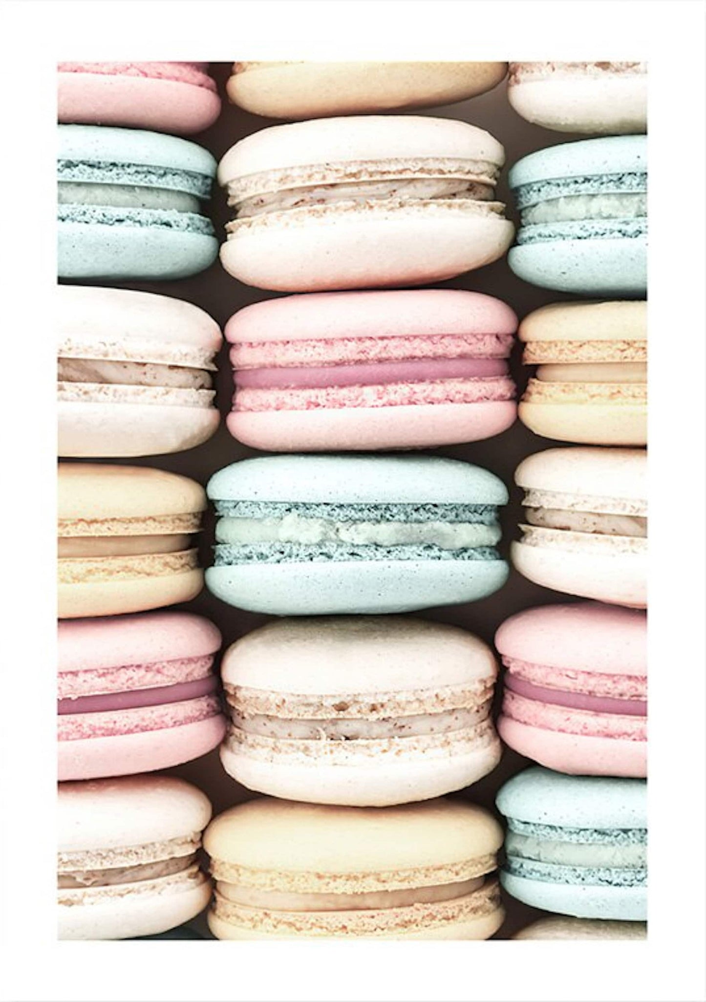 Bunte Macarons in Pastellfarben, die stilvollen Leckereien von JustGoodMood auf einem Hochformat-Poster, ideal zur Verschönerung Ihrer Wände.
