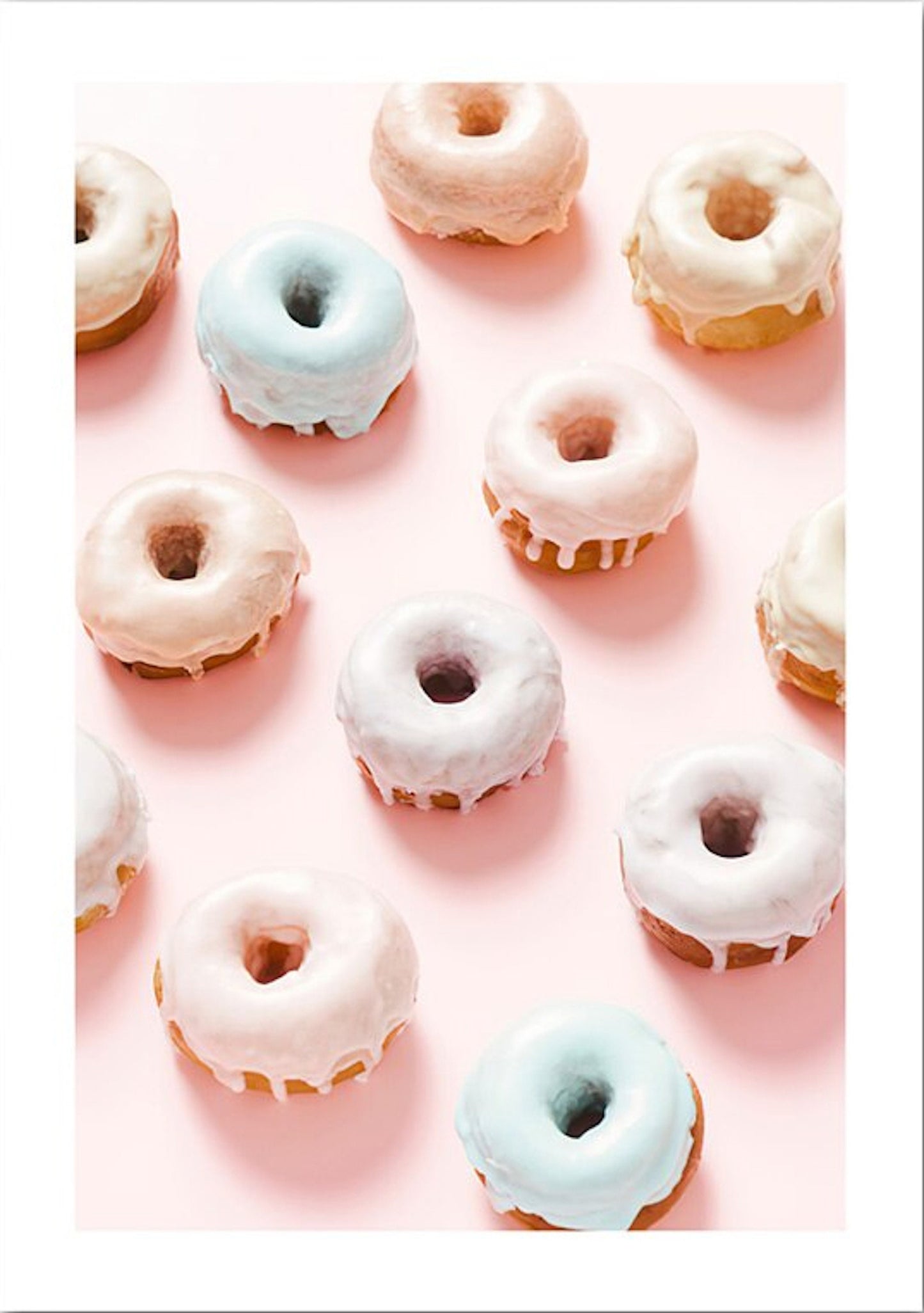 Ein Haufen von schön glasierten Donuts in Pastellfarben, das perfekte Bild für eine süße Wandgestaltung, präsentiert von justgoodmood als Deko Print ohne Rahmen.