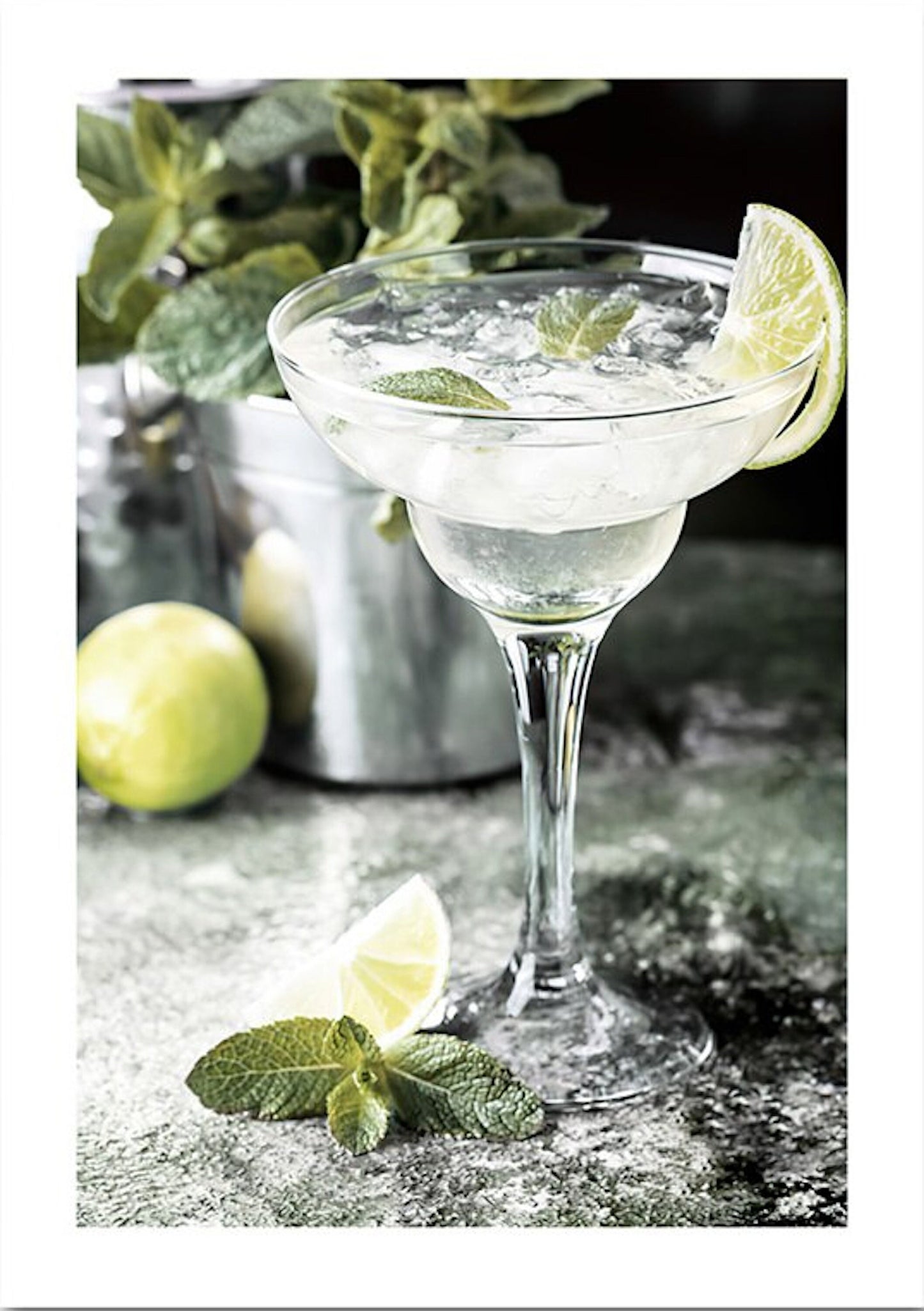 Leckeres Getränk auf einem stilvollen Hintergrund, kombiniert mit einem Hauch von Natur, ideal als Deko Print ohne Rahmen von justgoodmood.