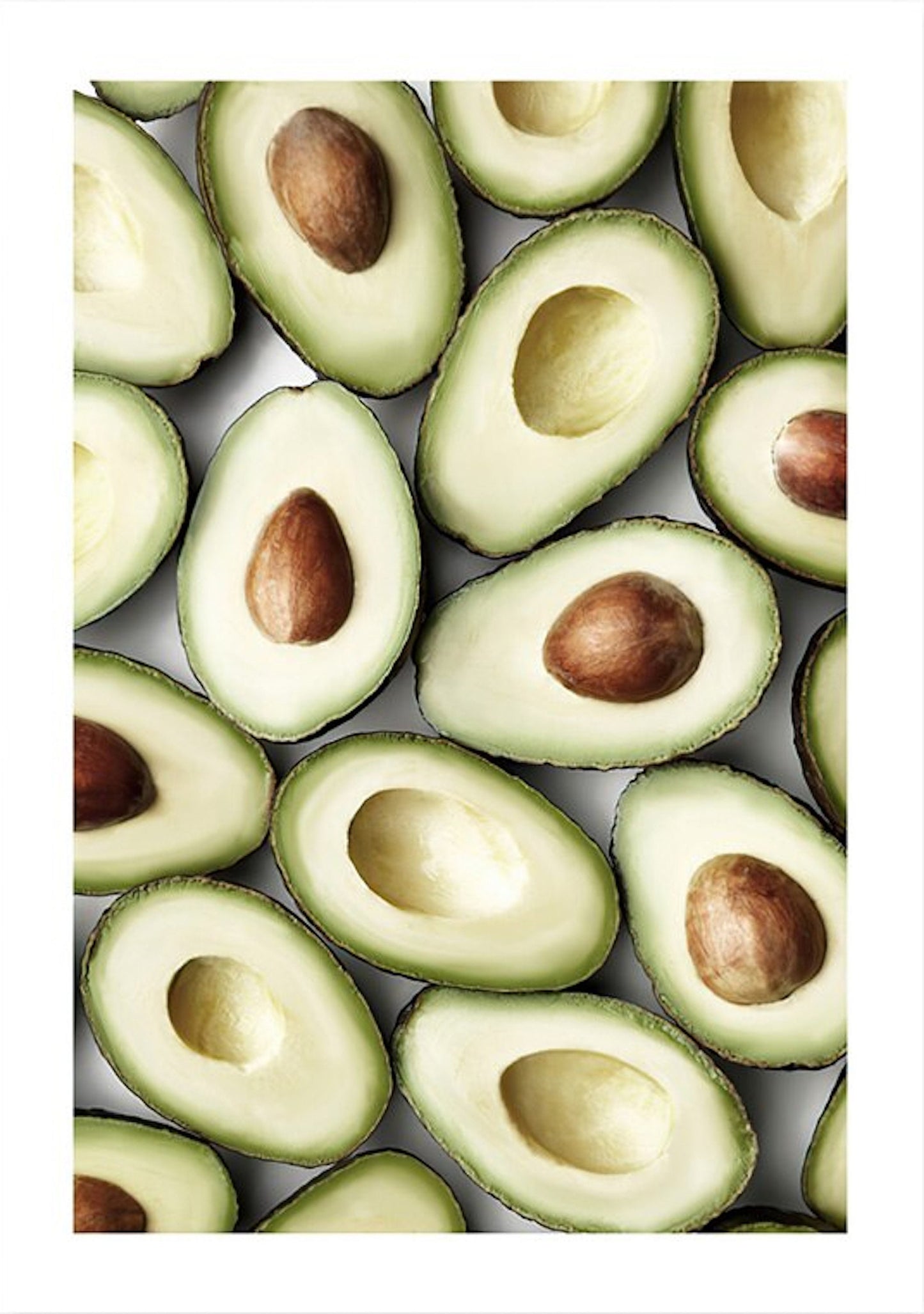 Leckere Avocado-Hälften auf einem Poster von justgoodmood, ideal für eine frische Wanddekoration mit dem Titel 'Poster Macaron und Avocado als Deko Print ohne Rahmen'.