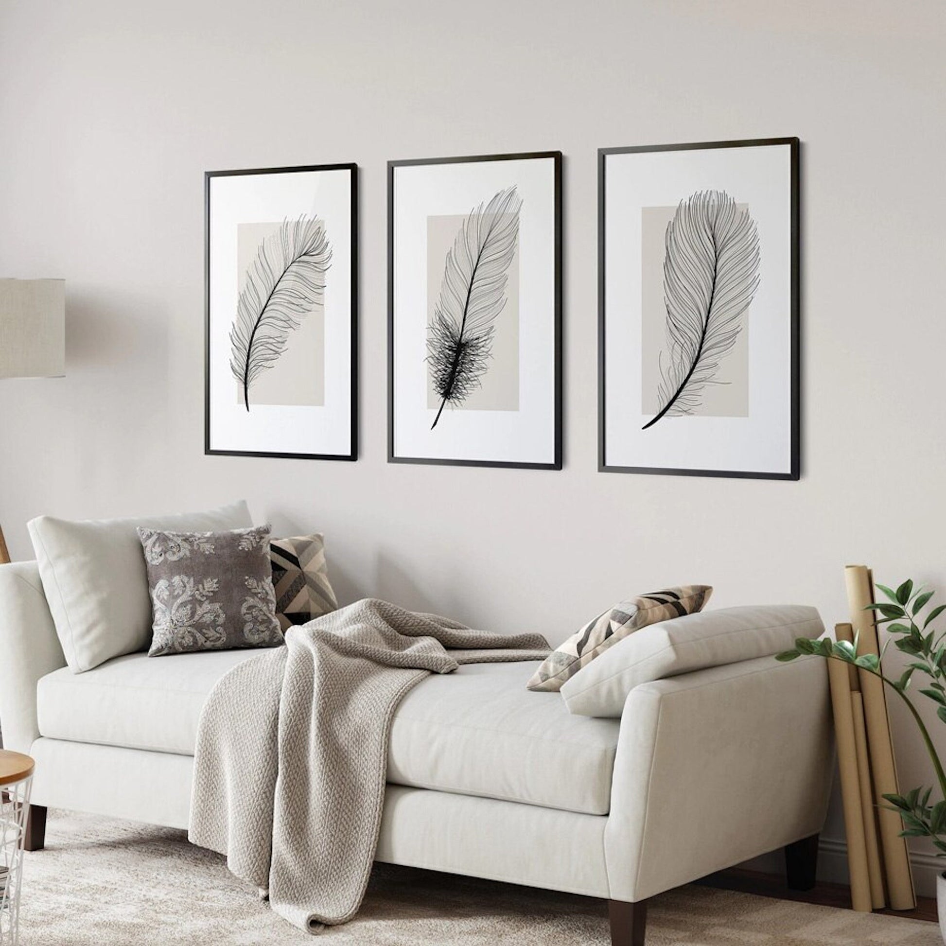 Elegantes Poster Schwarze Feder als Deko Print ohne Rahmen von justgoodmood. Ideal für eine behagliche Atmosphäre im Schlafzimmer oder Wohnzimmer.