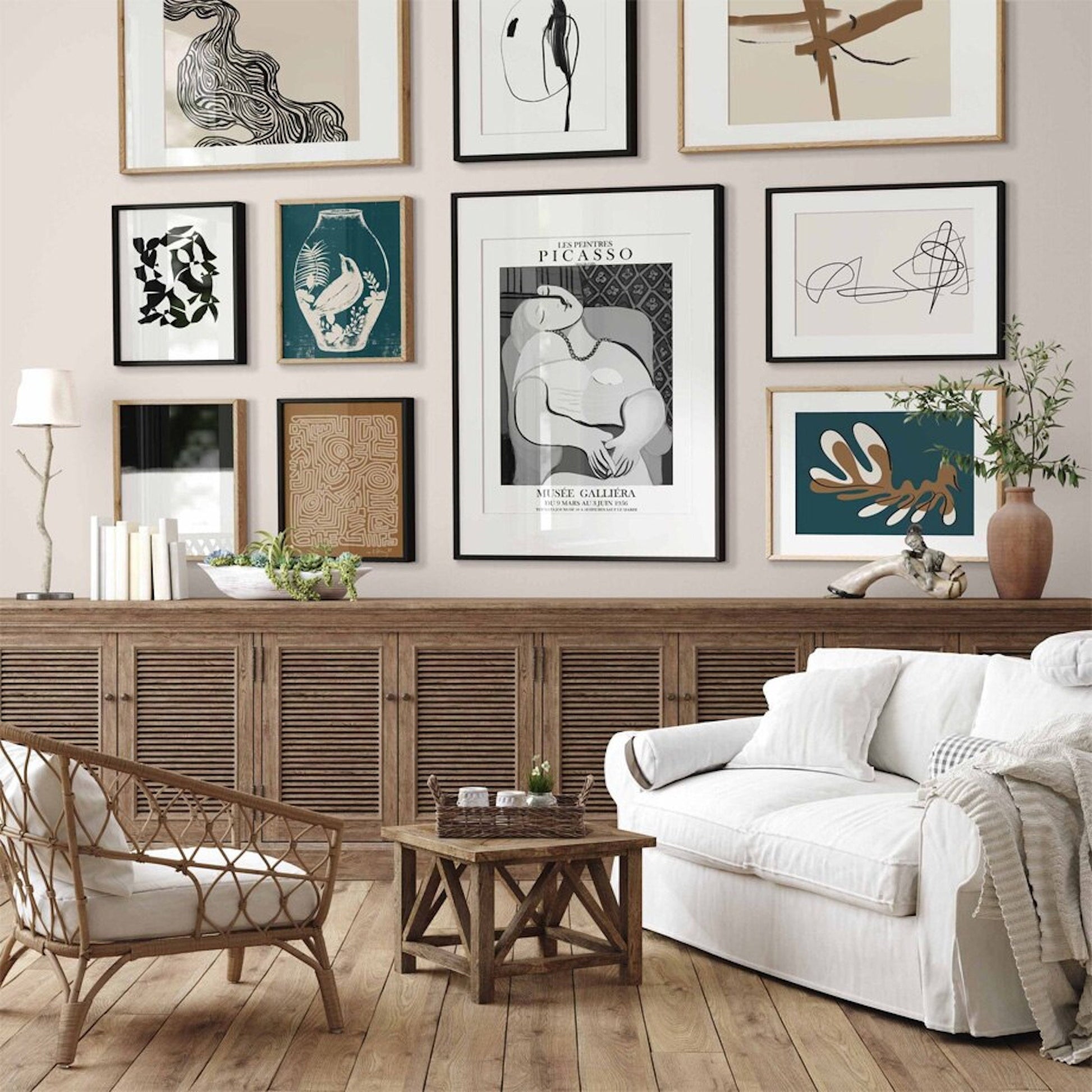 Ein stilvolles Wohnzimmer mit einem artful Poster im Picasso Stil, präsentiert von justgoodmood. Das Poster zeigt abstrakte Kunst und bringt Kreativität in den Raum, perfekt als Deko Print.