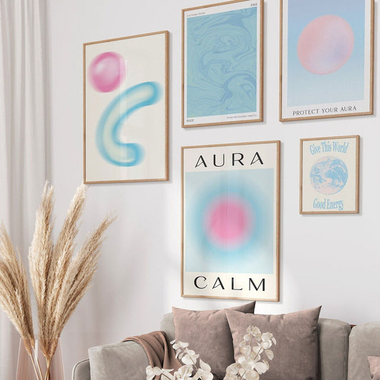 Wunderschönes Wandbild von justgoodmood mit dem Titel "Spiritualität Blaue Aura" in einem stilvollen Wohnzimmer mit Beige- und Blautönen, perfekt für eine harmonische Atmosphäre.