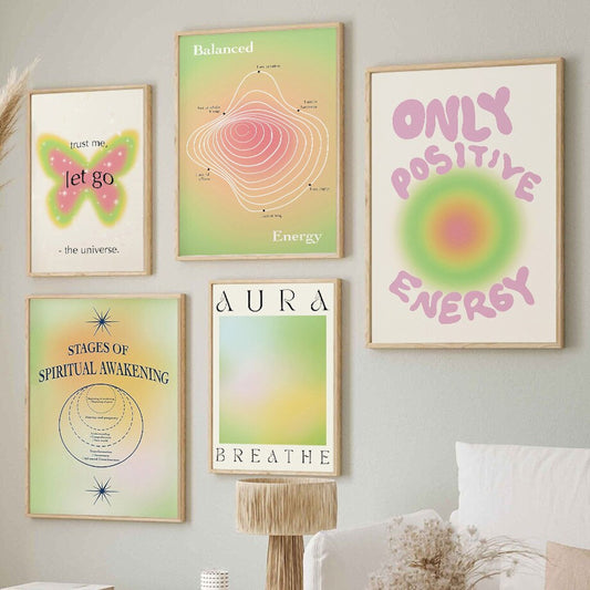 Wunderschöne Wandkunst "Spirituelles Erwachen und vertraue dem Universum" von justgoodmood, illustriert mit motivierenden Botschaften und einem harmonischen Farbschema.