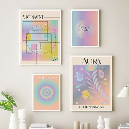 Wanddekoration von justgoodmood mit dem Titel 'Göttliche Kraft, Ausrichtung und Aura' in einem lebhaften Raum, der eine harmonische Aura mit bunten geometrischen Mustern zeigt.