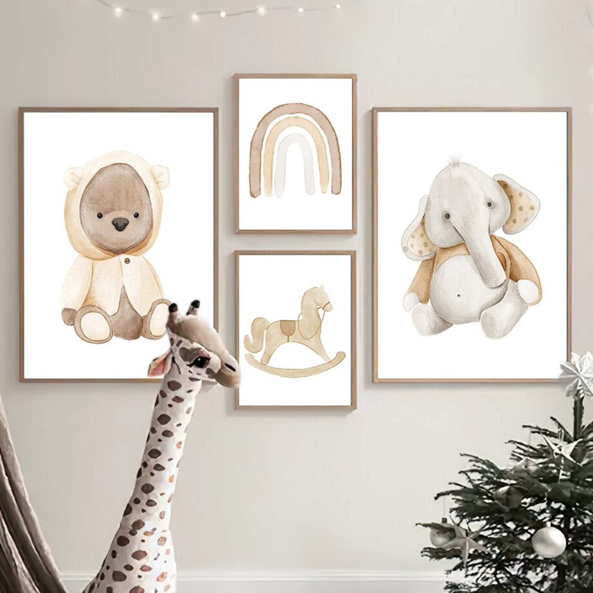 Fröhliches Poster für Kinderzimmer mit niedlichen Tieren, einschließlich einem Bären, einem Elefanten und einer Spielzeug-Pferde, ideal als Dekor Print ohne Rahmen von justgoodmood.