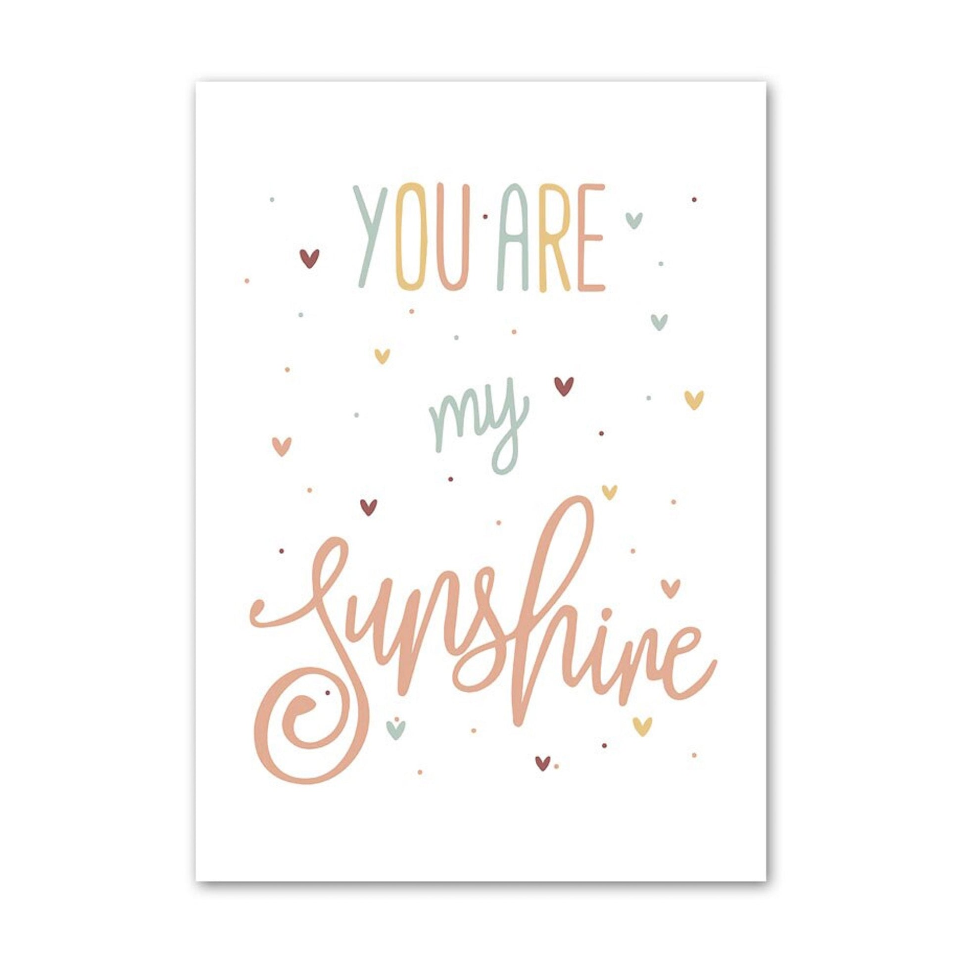 Fröhliches Kunstwerk von justgoodmood: Ein Poster für das Kinderzimmer mit dem Spruch 'You are my sunshine' und bunten Herzchen in pastellfarben. Ideal für kreative Wände und Kinderzimmer-Deko.