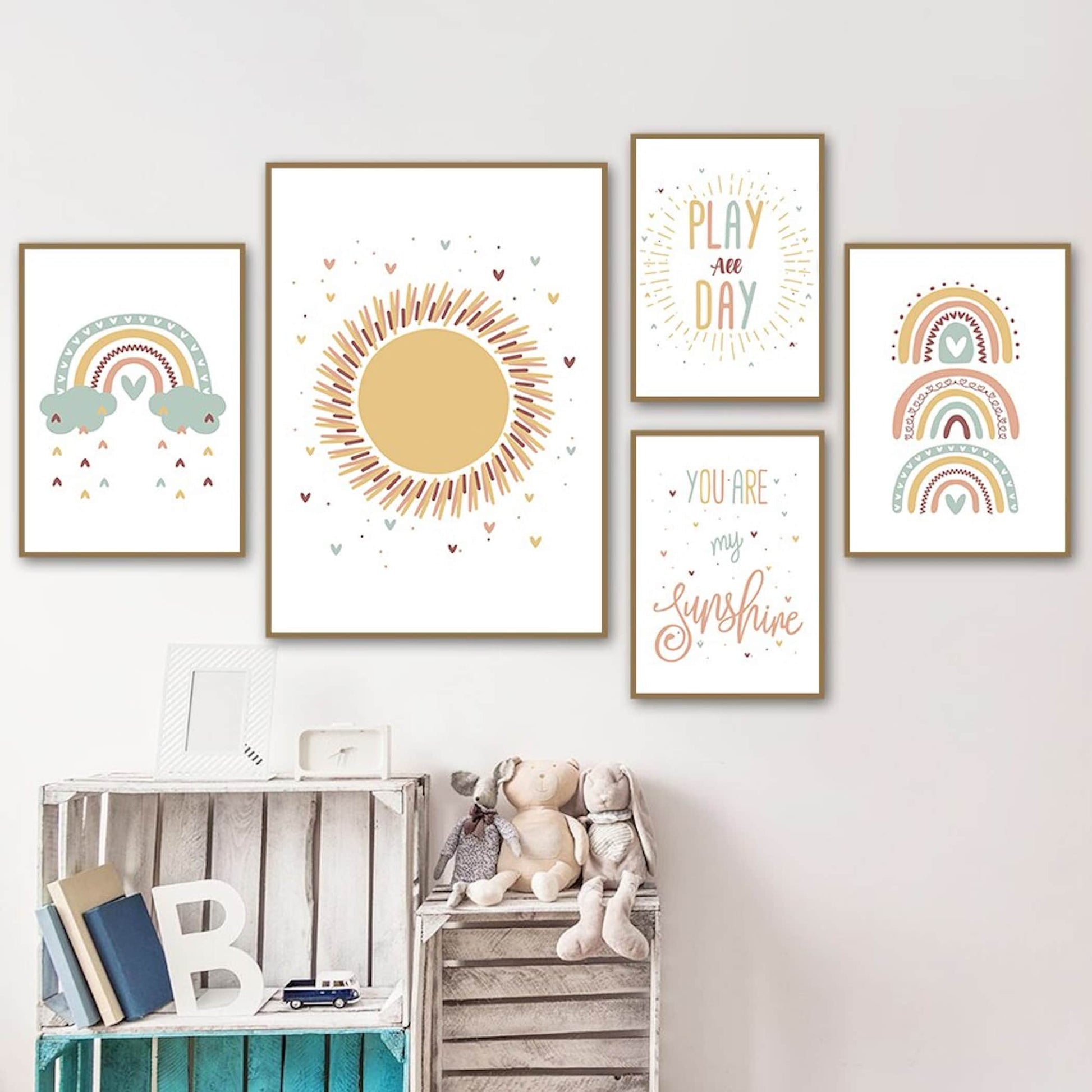 Fröhliches Poster für Kinderzimmer mit Sonnenmotiv und Regenbogen in sanften Farben von justgoodmood, ideal als Deko Print ohne Rahmen.