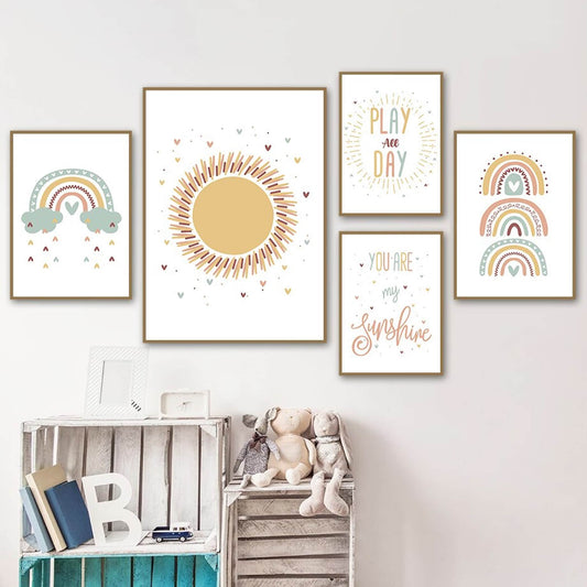 Fröhliches Poster für Kinderzimmer mit Sonnenmotiv und Regenbogen in sanften Farben von justgoodmood, ideal als Deko Print ohne Rahmen.