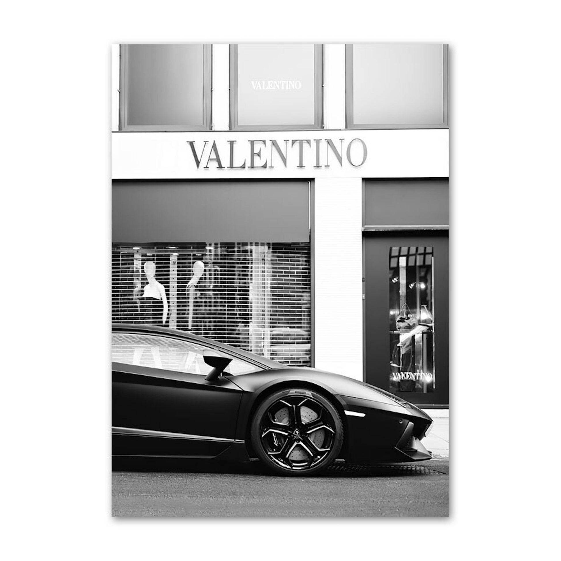 Schickes Poster eines Lamborghini vor einem Valentino Geschäft, ideal für Ihr Zuhause, Teil der Luxus Deko Prints von justgoodmood.