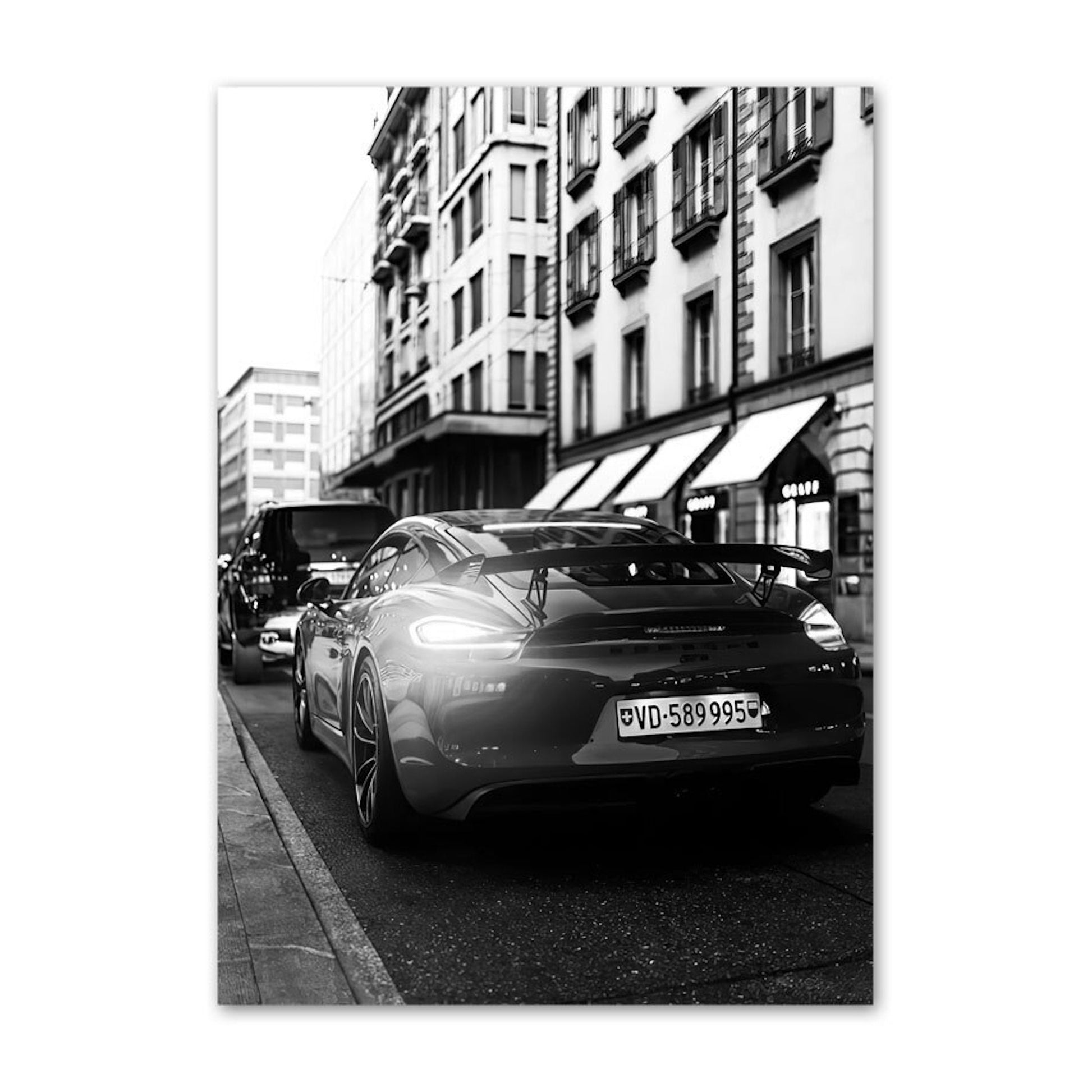 Dynamisches Poster eines sportlichen Autos in der Innenstadt, von justgoodmood, ein Teil der Luxus Geschäfte und Fahrzeuge Deko Kollektion.