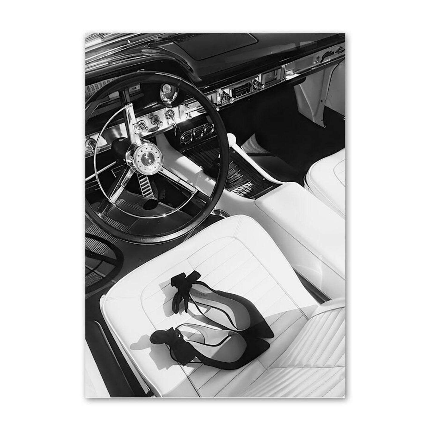 Schwarz Weiß Luxus Geschäfte und Fahrzeuge Poster von justgoodmood – Blick in das Innere eines luxuriösen Autos mit weißen Sitzen und einer eleganten Damenhandtasche.