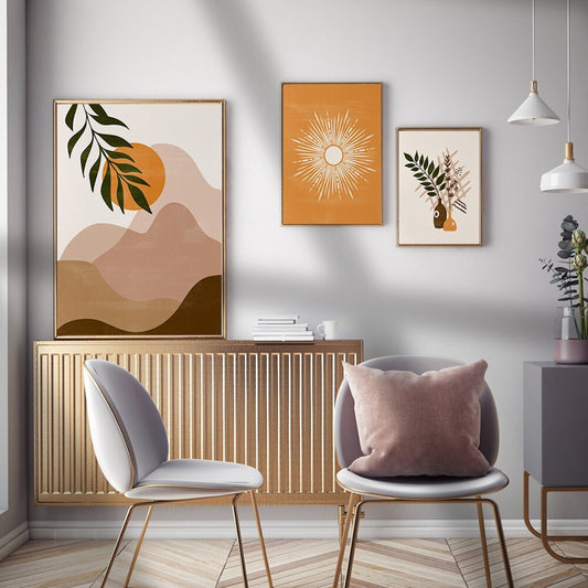 Stimmungsvolles Boho Poster mit Sonne und Bergen, dekorativ mit einer Pflanze in einem Blumetopf, als Deko Print von justgoodmood. Ideal für kreative Innenräume.