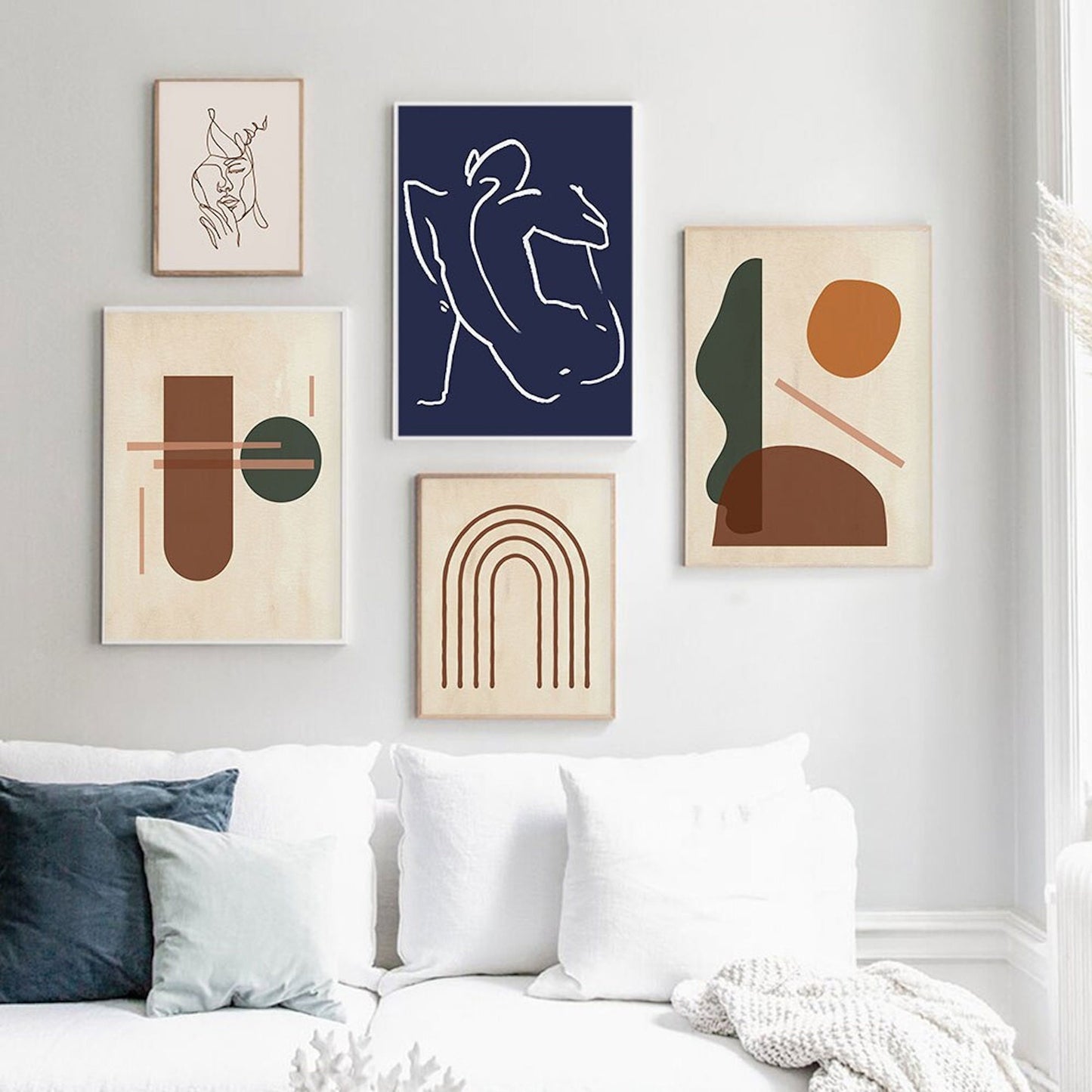 Stylisches Poster von justgoodmood mit Boho Linien und geometrischen Formen, eingerahmt in einem modernen Wohnraum. Perfekte Deko für jedes Zuhause.