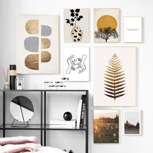 Das Poster 'Namaste Goldige Halbkreise und Linien Art Gesicht' von justgoodmood in einem stilvollen Wohnraum, umgeben von geschmackvollen Kunstwerken und dekorativen Elementen.