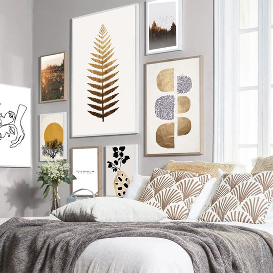 Stylisches Poster 'Namaste Goldige Halbkreise und Linien Art Gesicht' als Deko Print von justgoodmood, präsentiert in einem modernen Schlafzimmer mit eleganten Wandverzierungen.