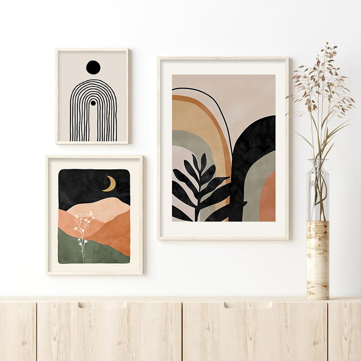 Elegante Indoor-Gestaltung mit justgoodmood's Poster "Berge am Mondschein und Pflanze bei Regenbogen", das den Raum mit Farben und Kreativität bereichert.