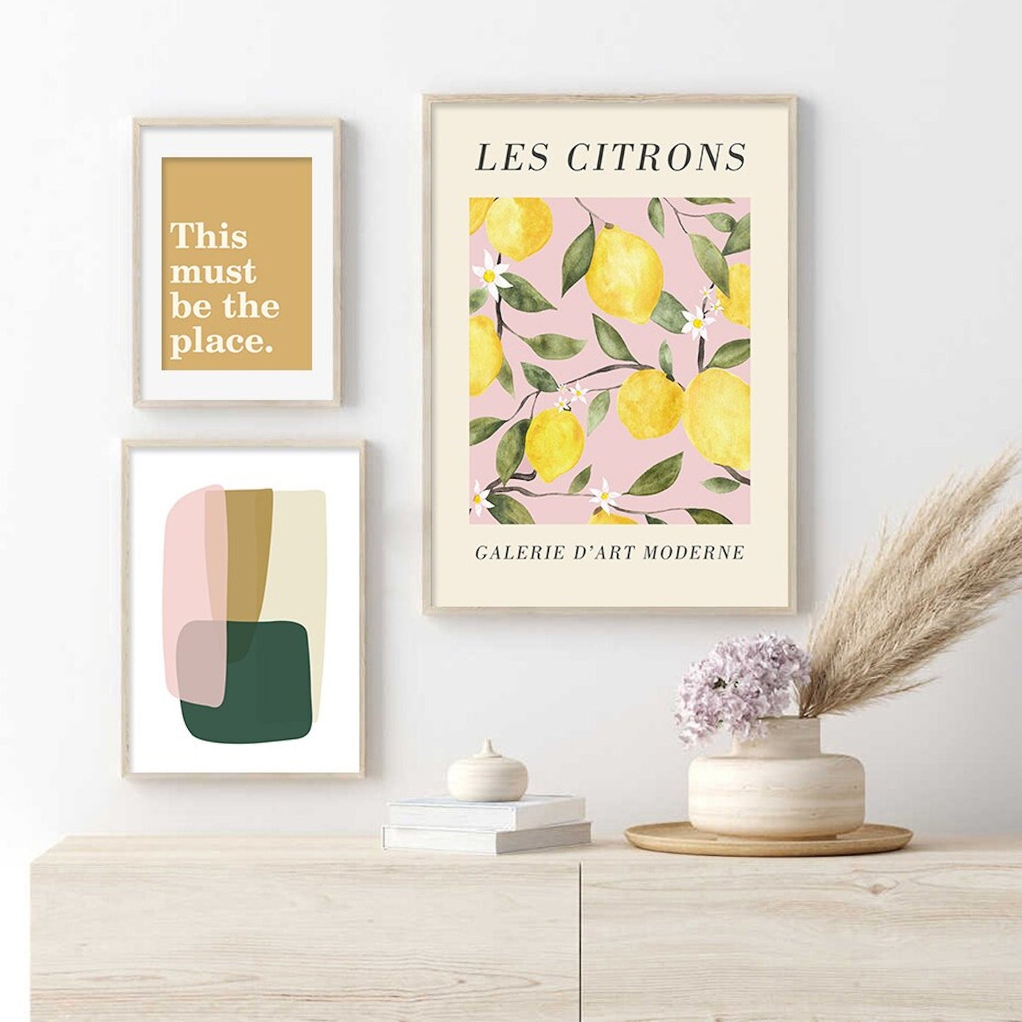 Elegante Wandgestaltung mit dem Poster 'Zirtronen Garten und Schmetterling' von justgoodmood, präsentiert zusammen mit modernen Kunstwerken in einer einladenden Umgebung.